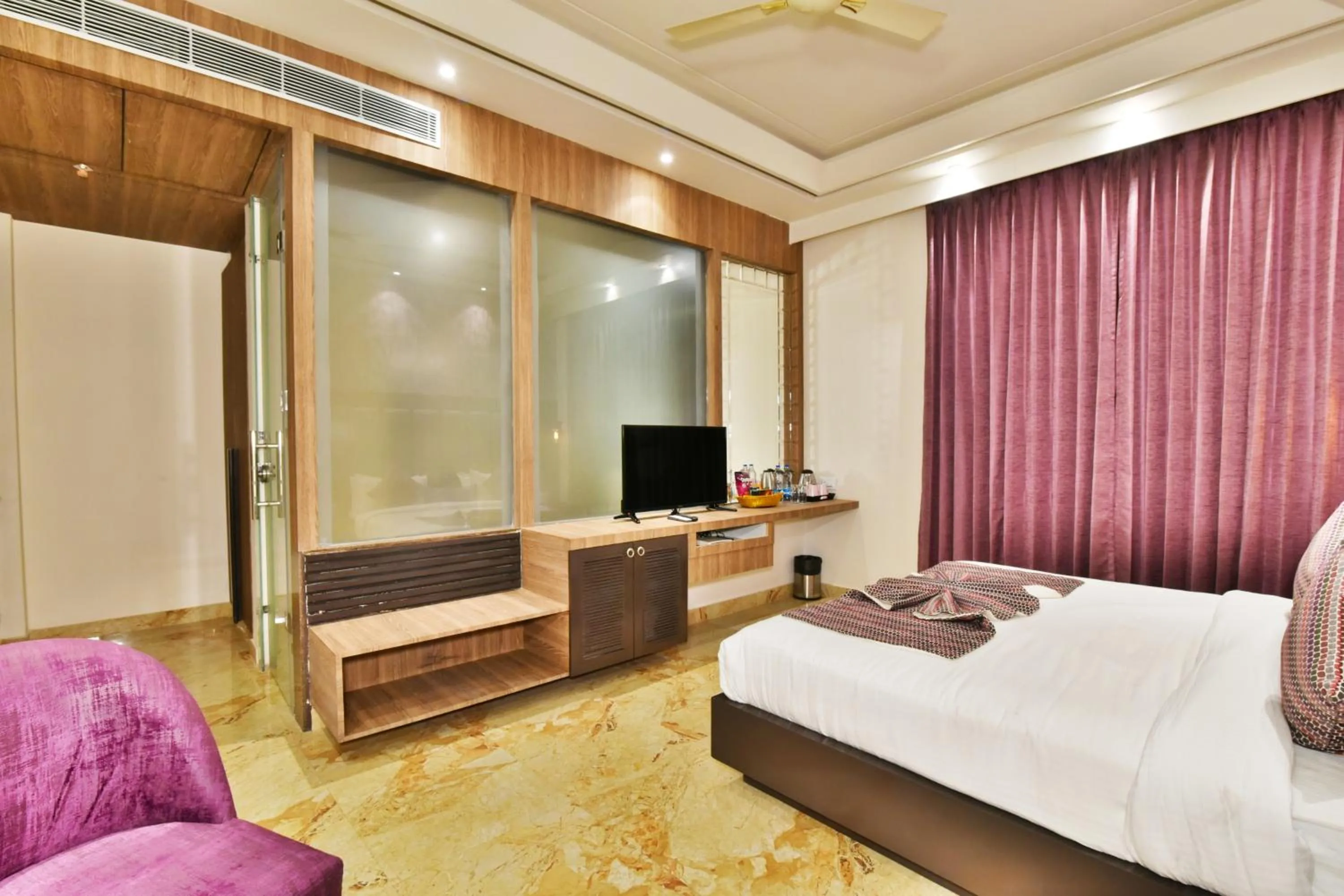 Bedroom, Bed in Hotel Infa - 400m From Golden Temple