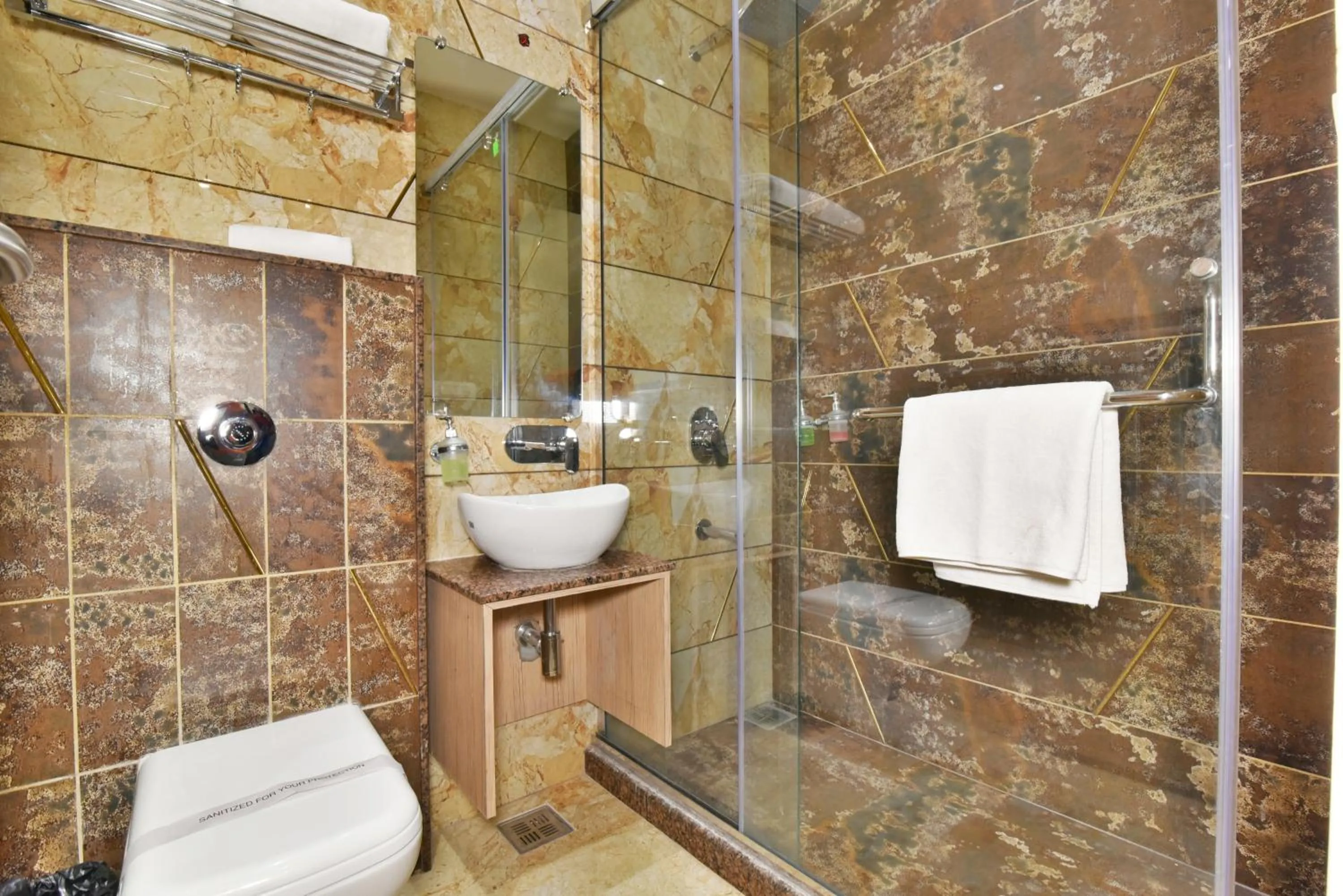 Bathroom in Hotel Infa - 400m From Golden Temple