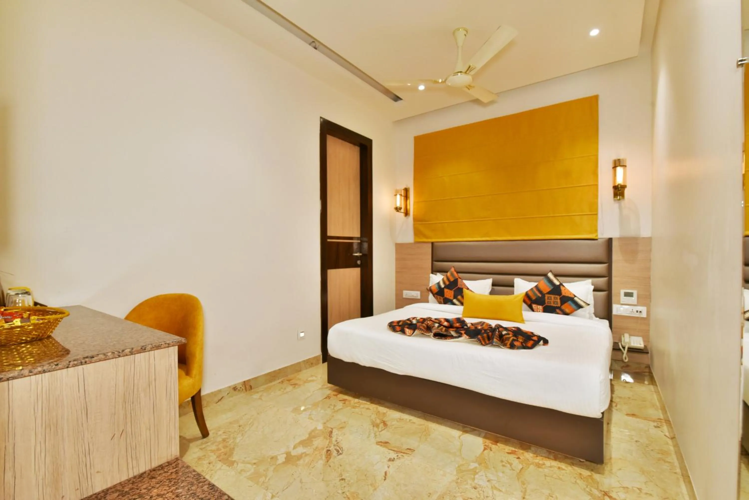 Bedroom, Bed in Hotel Infa - 400m From Golden Temple