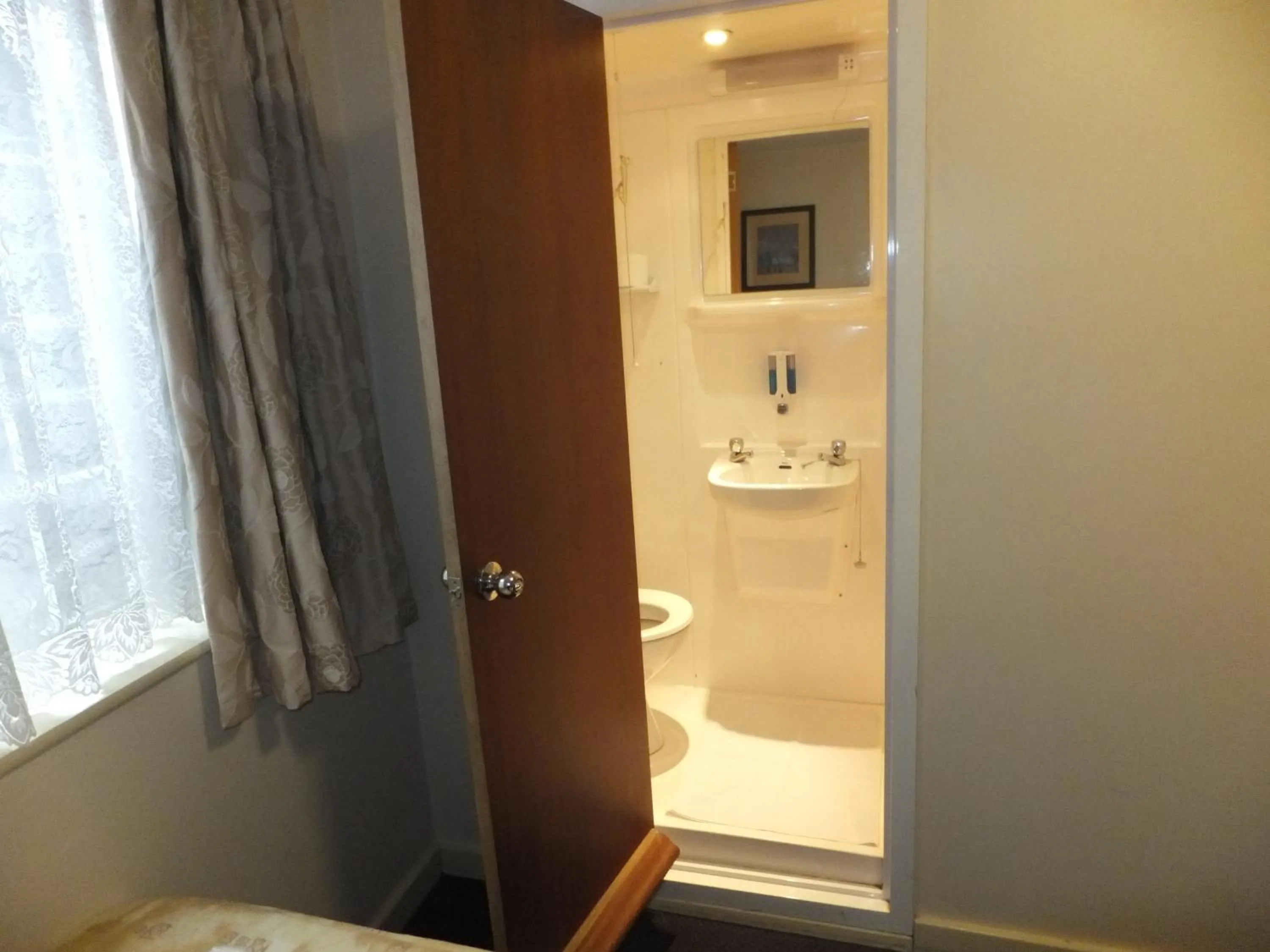 Bathroom in Colliers Hotel