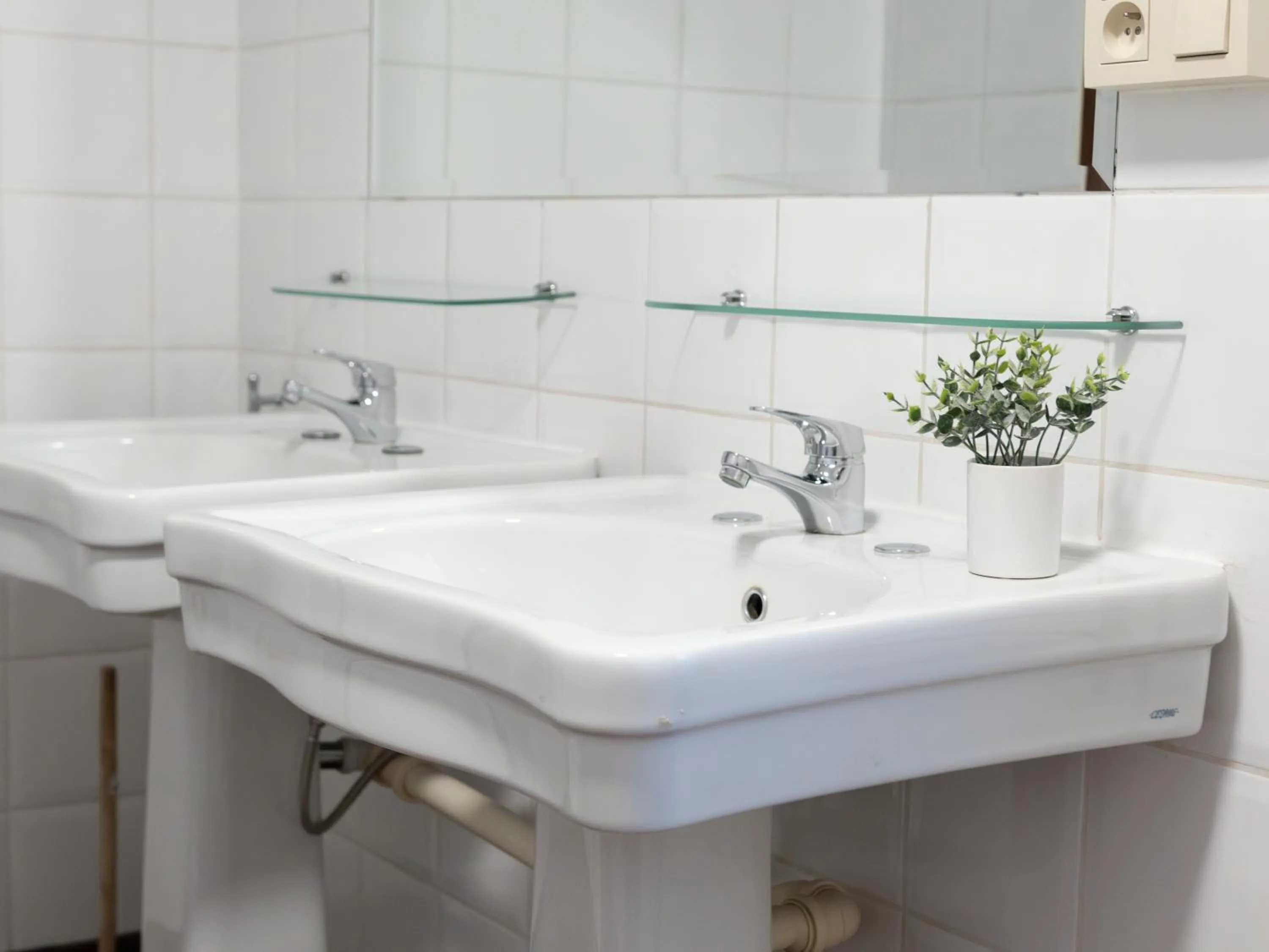 Bathroom in St Christopher's Inn Bruges - The Bauhaus