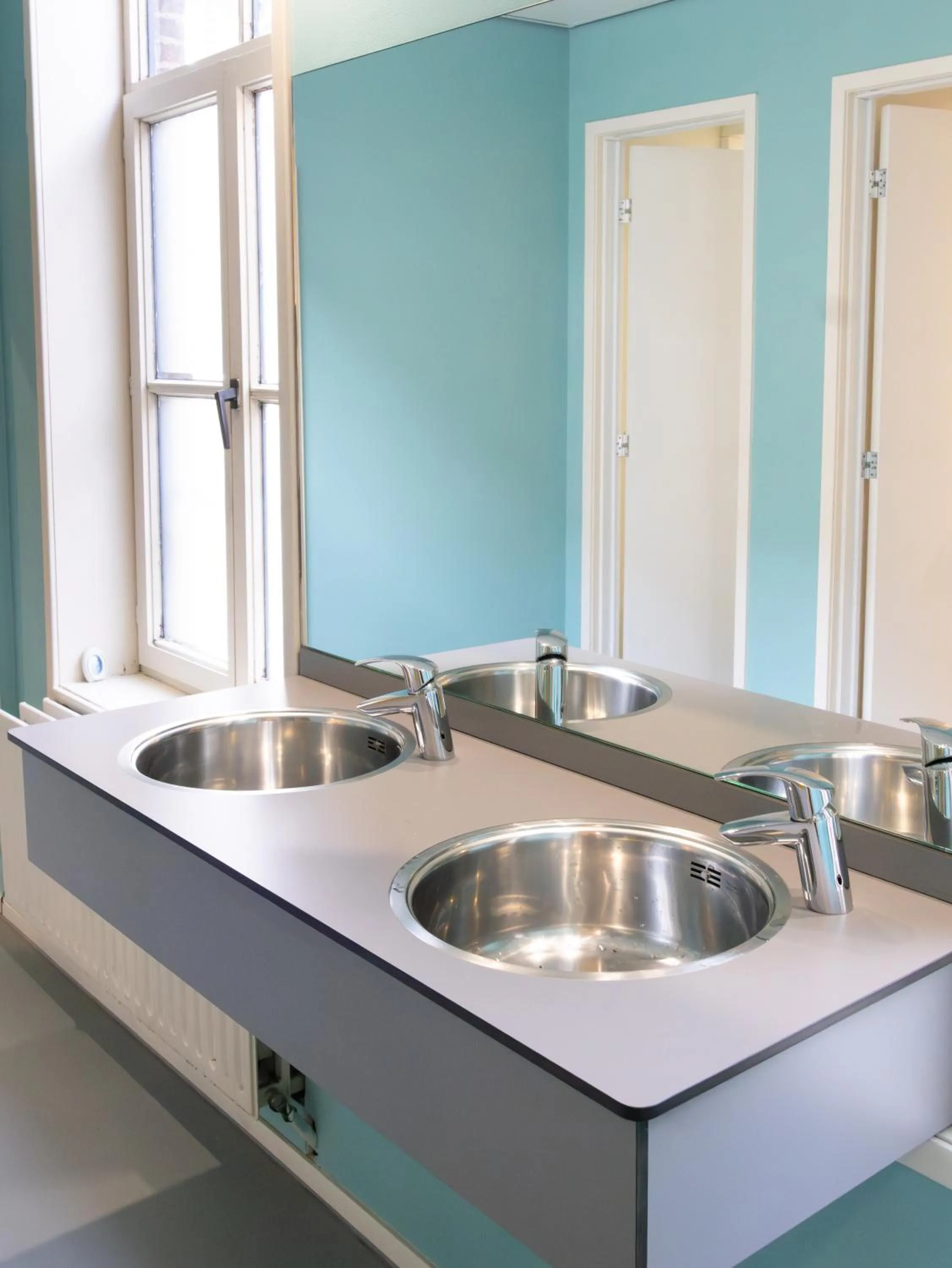 Bathroom in St Christopher's Inn Bruges - The Bauhaus