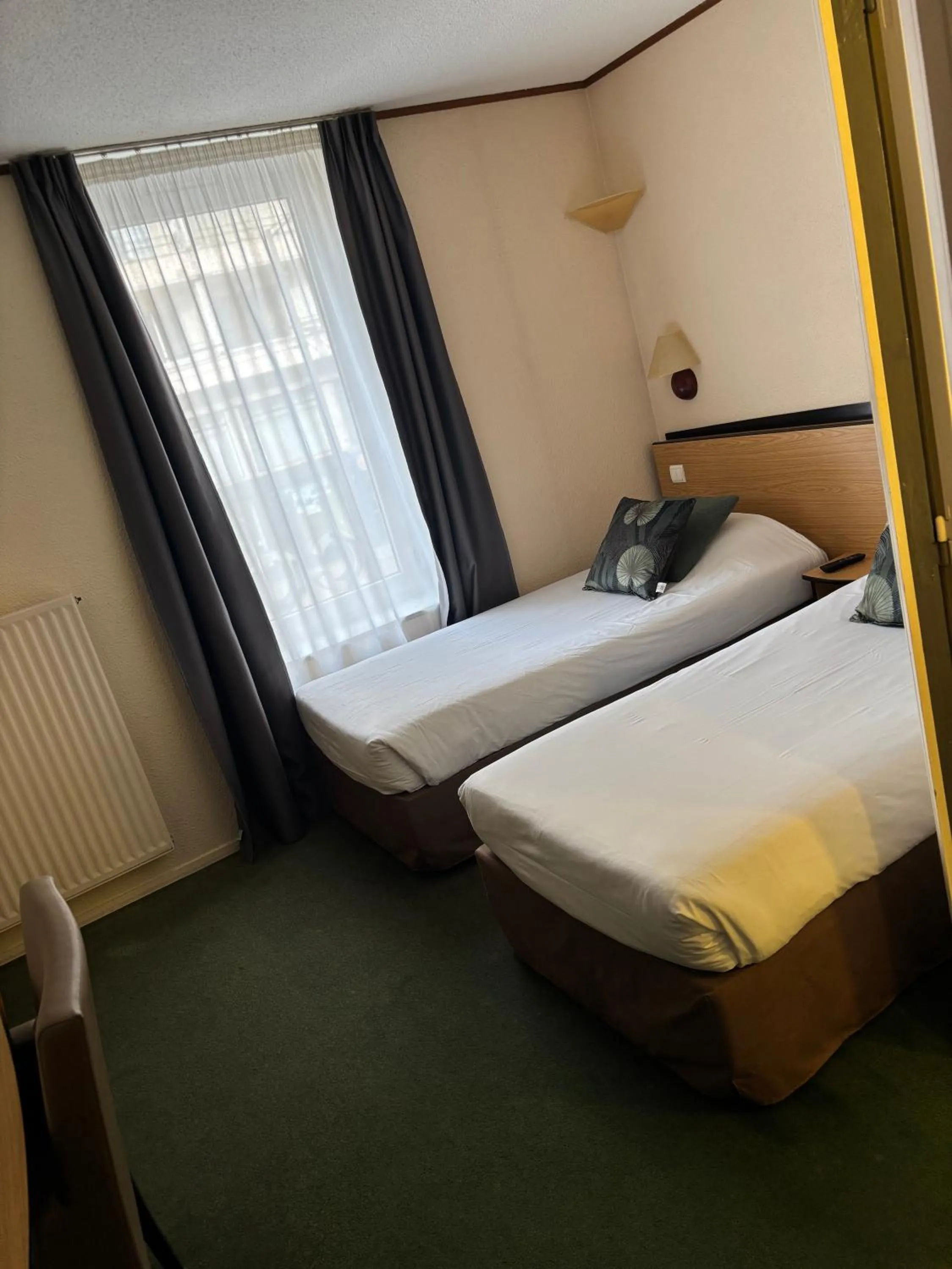 Photo of the whole room, Bed in Campanile Dijon Centre - Gare