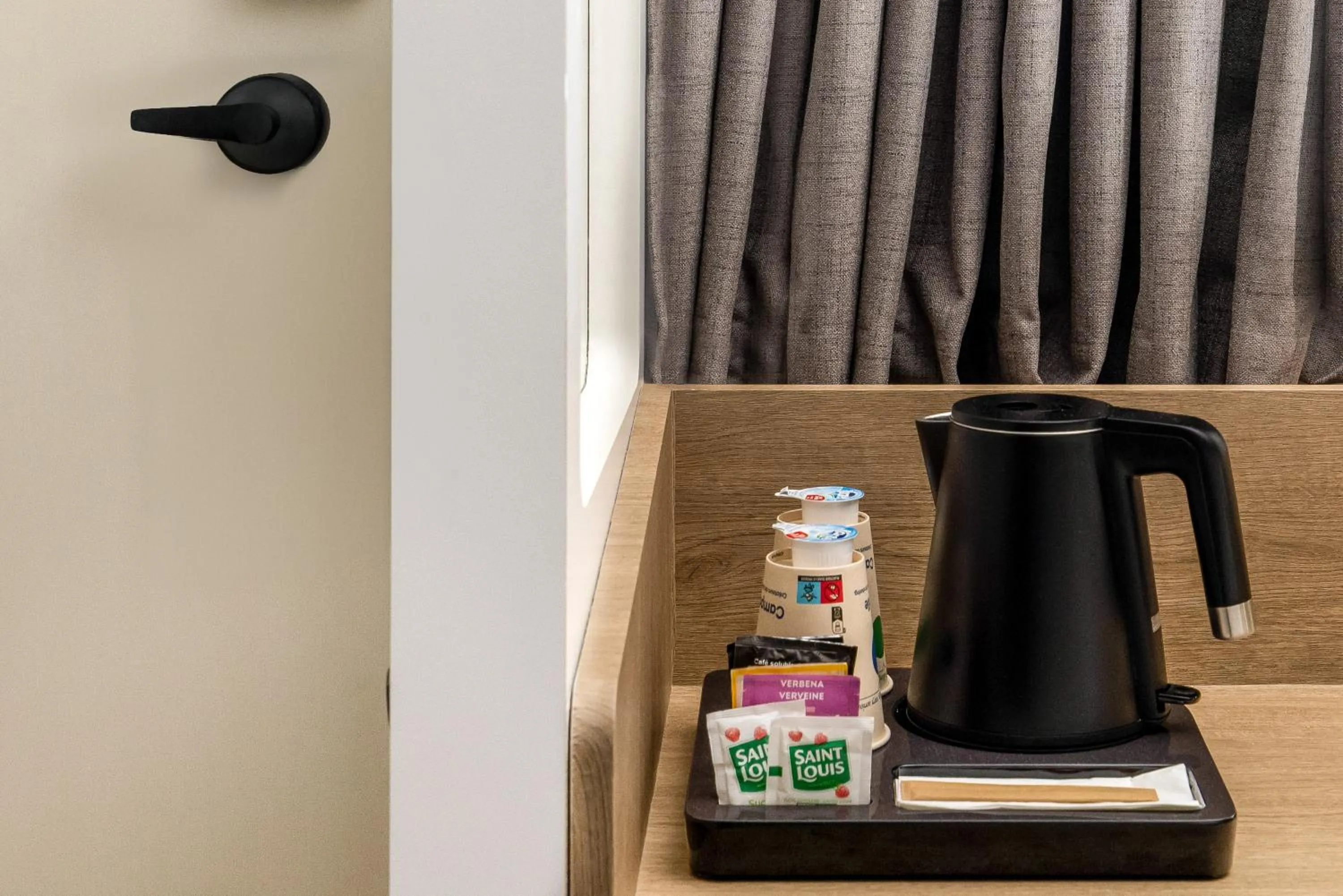 Coffee/tea facilities in Campanile Dijon Centre - Gare