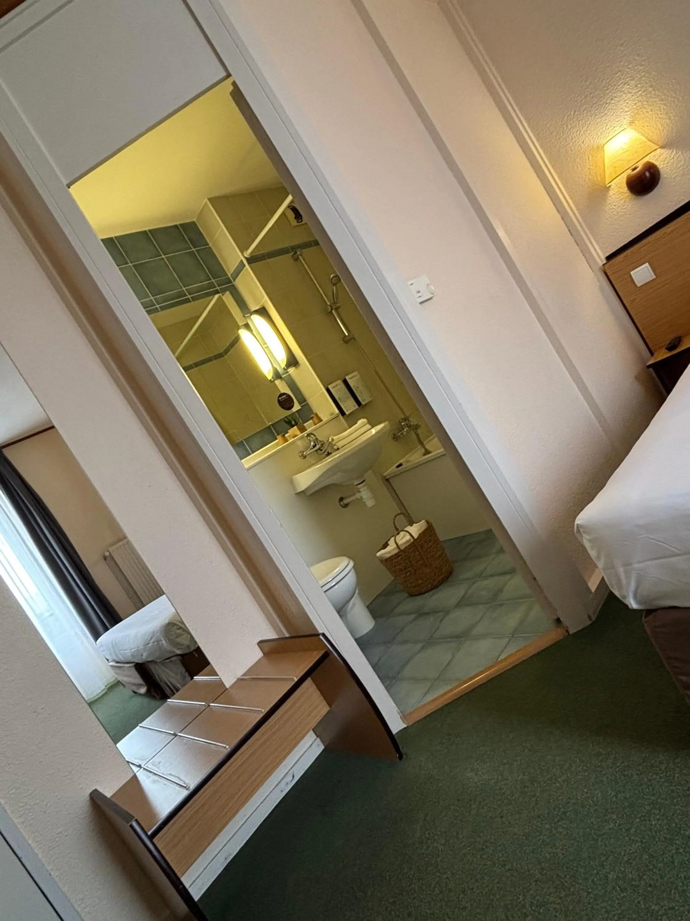 Bathroom, Bed in Campanile Dijon Centre - Gare