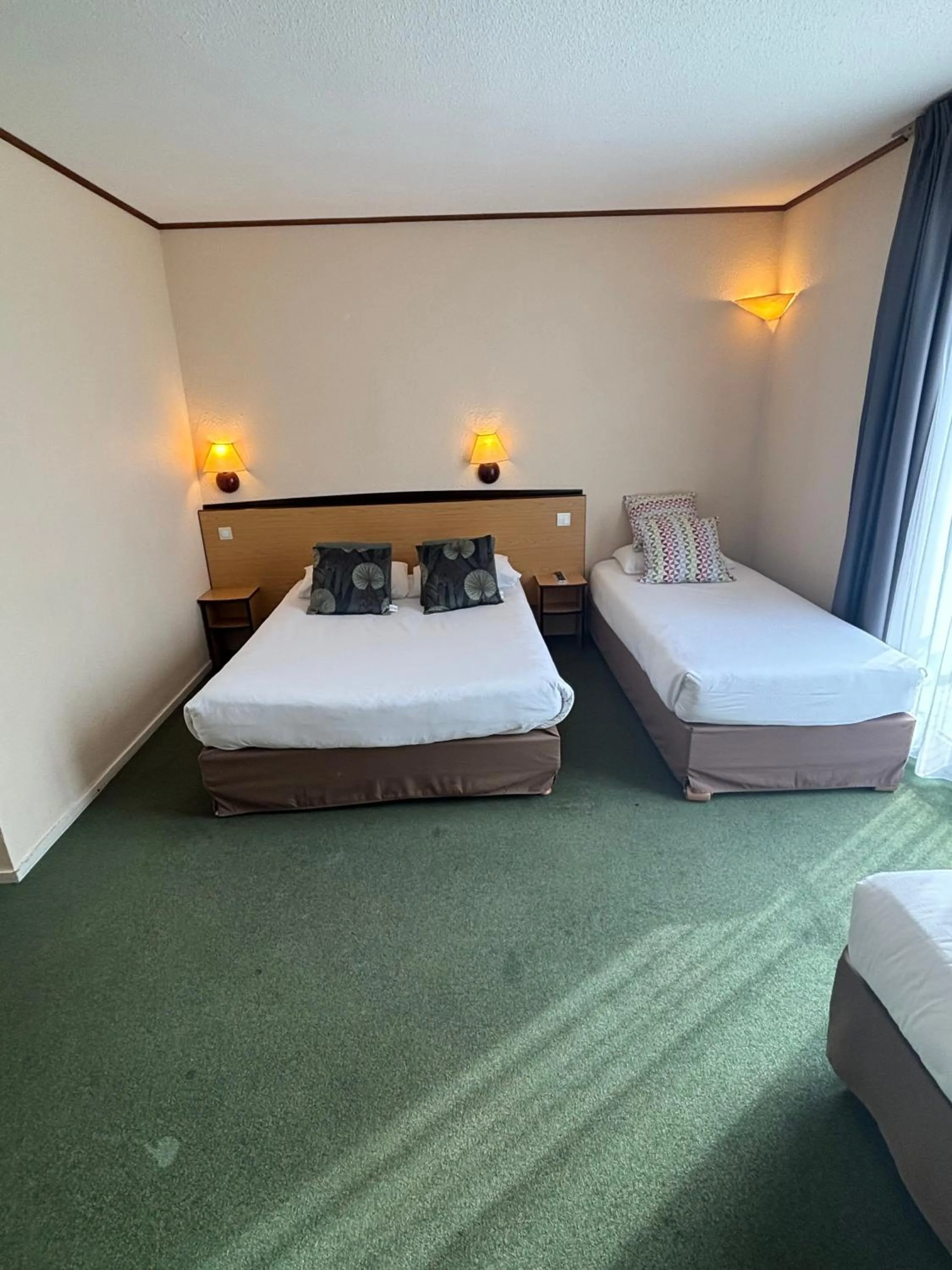 Photo of the whole room, Bed in Campanile Dijon Centre - Gare