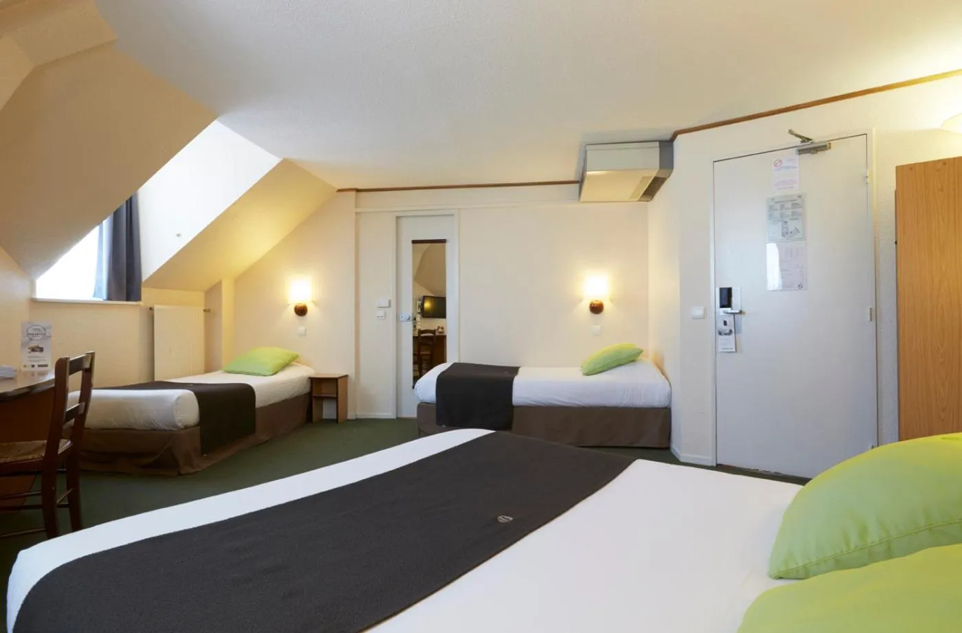 Bedroom, Bed in Campanile Dijon Centre - Gare