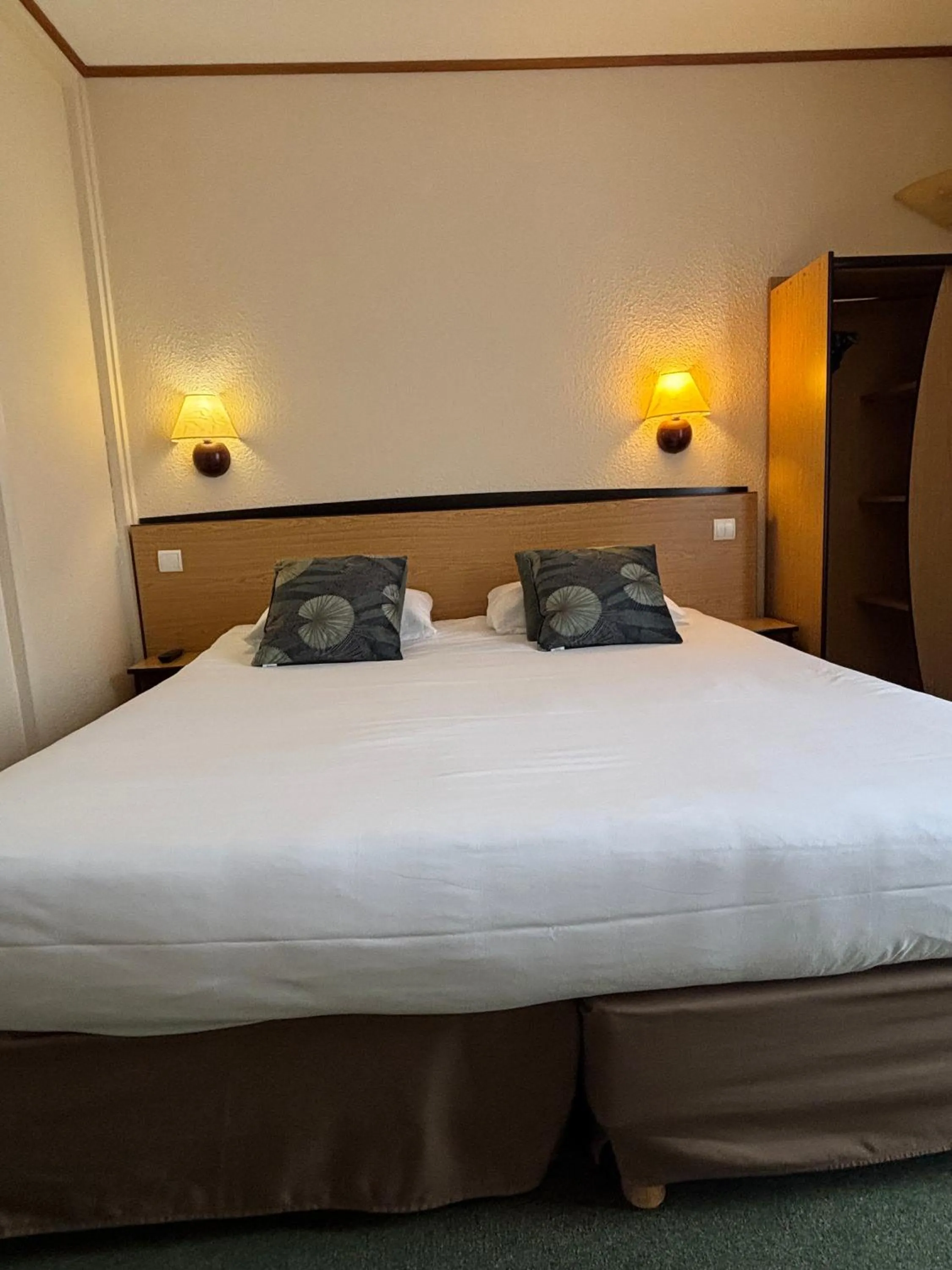 Bedroom, Bed in Campanile Dijon Centre - Gare