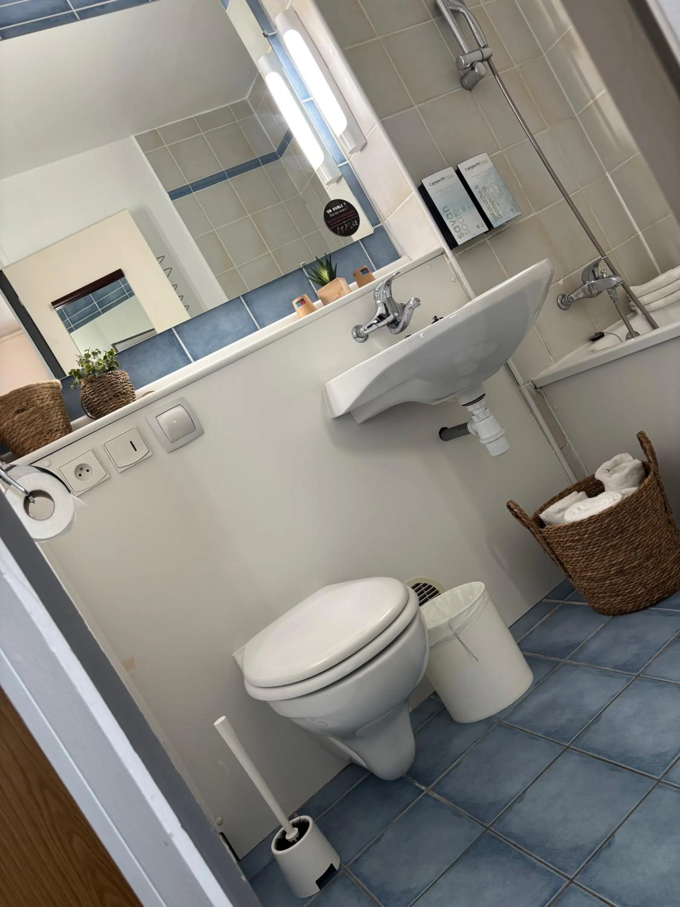 Bathroom in Campanile Dijon Centre - Gare