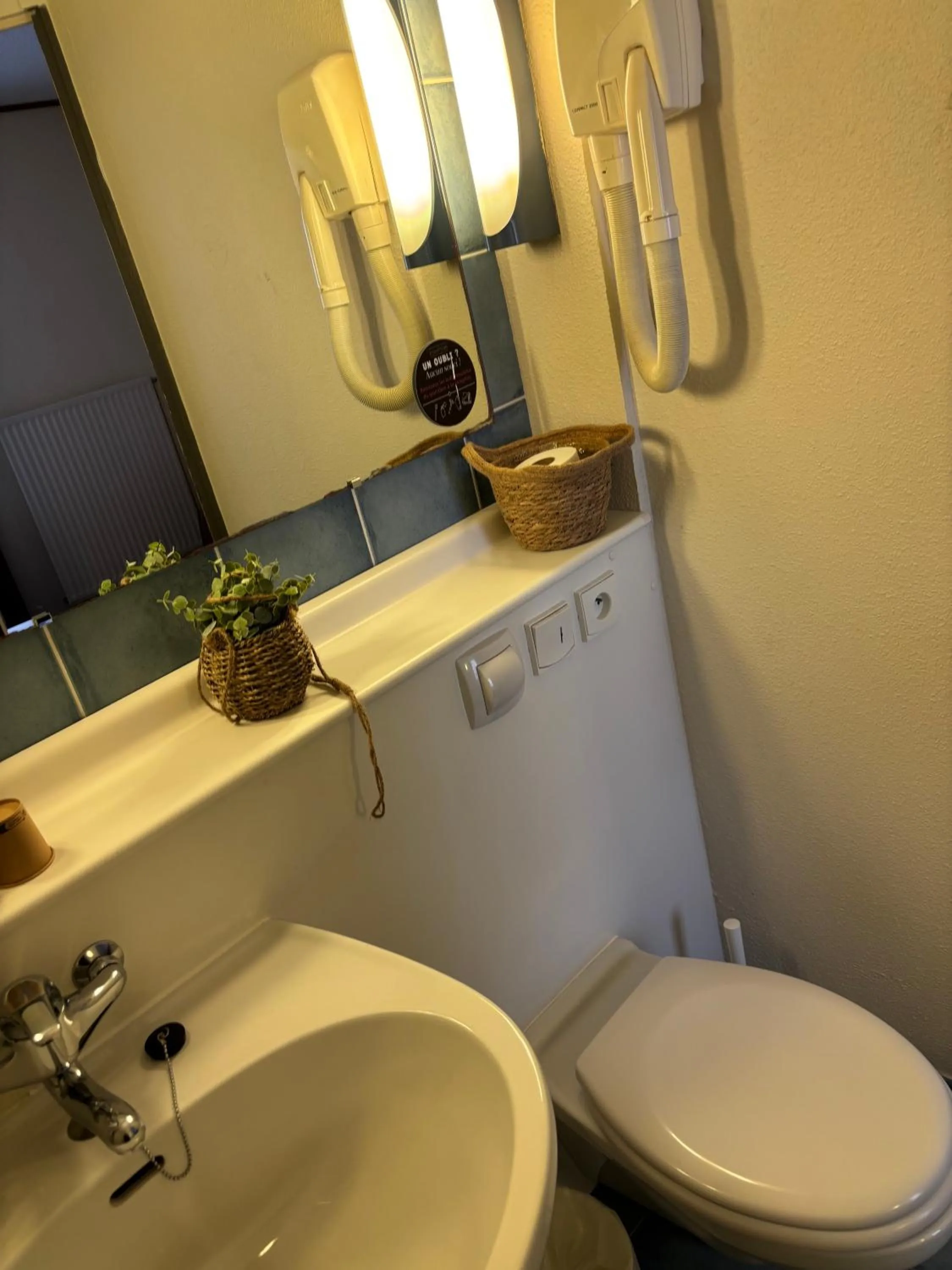 Bathroom in Campanile Dijon Centre - Gare