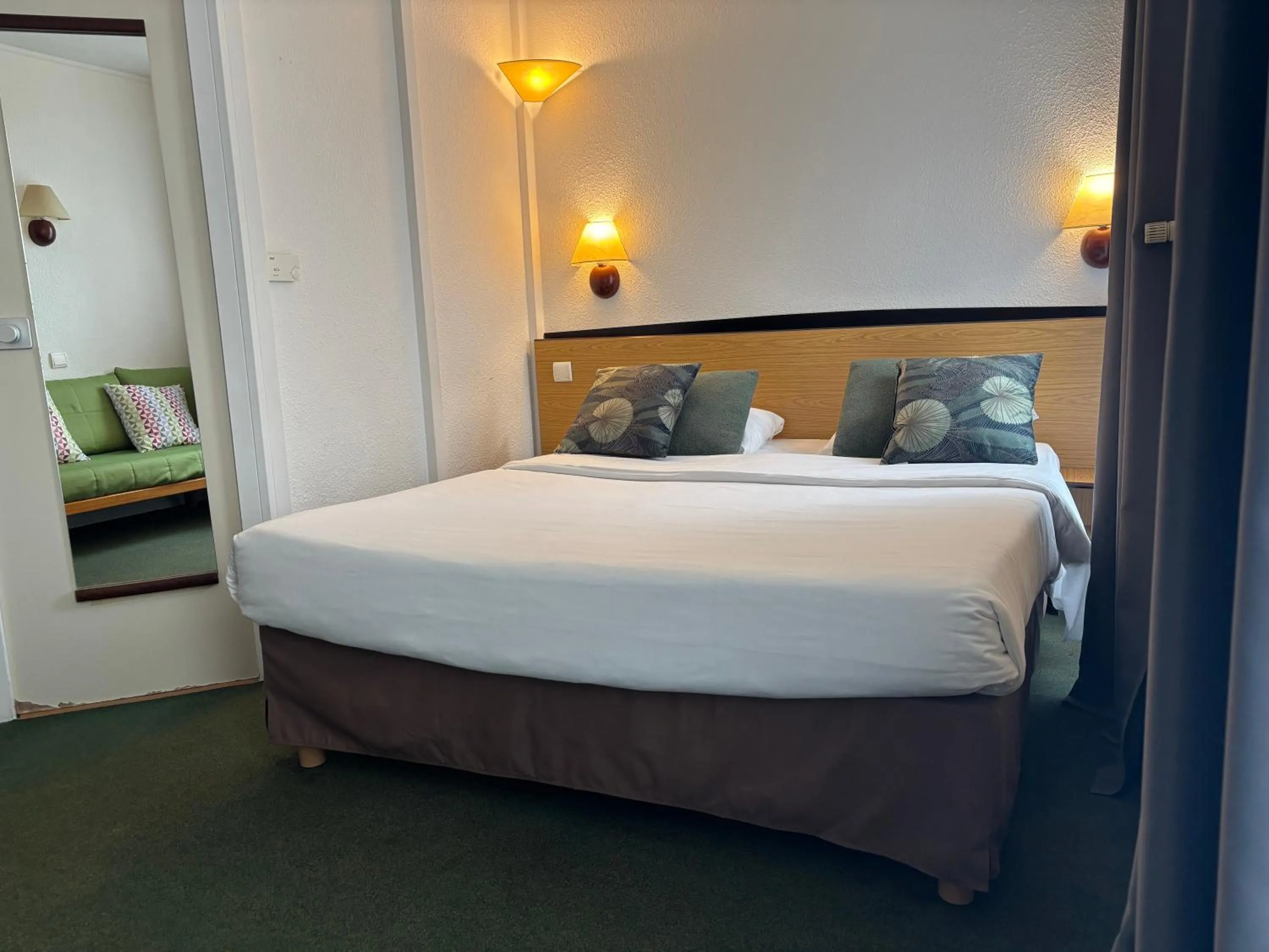 Bedroom, Bed in Campanile Dijon Centre - Gare