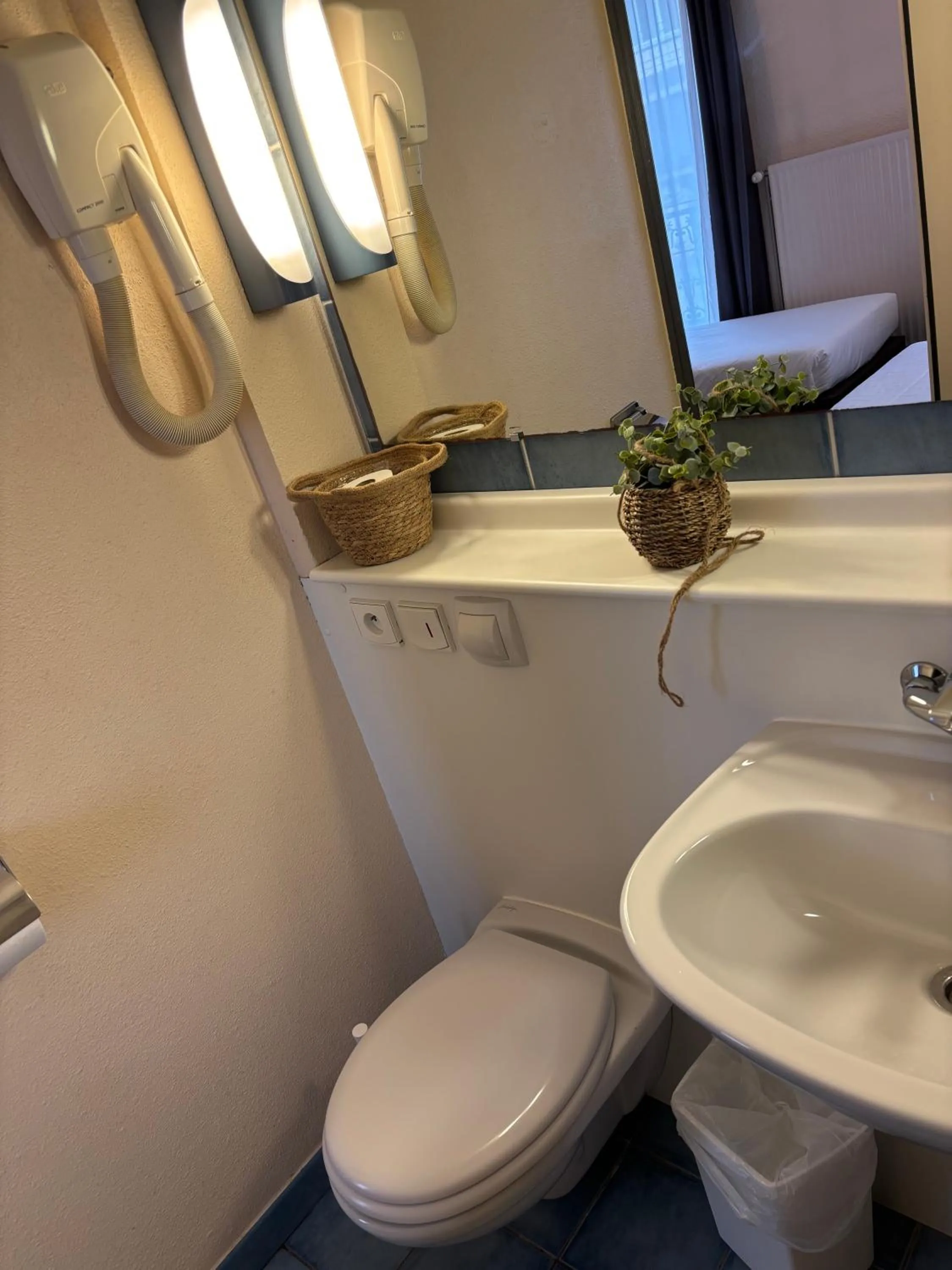 Bathroom in Campanile Dijon Centre - Gare