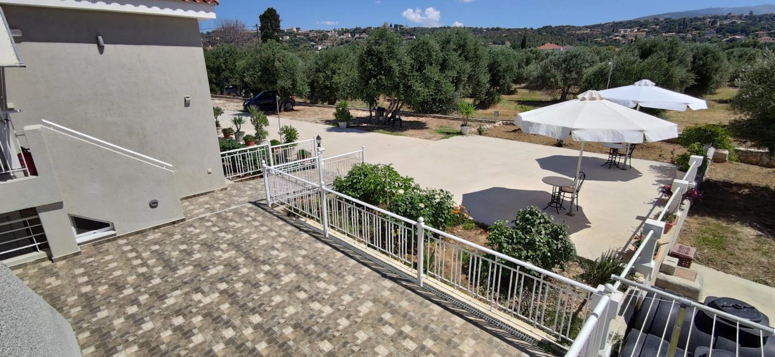 Inner courtyard view in Casa De Rosa Apartments & Studios