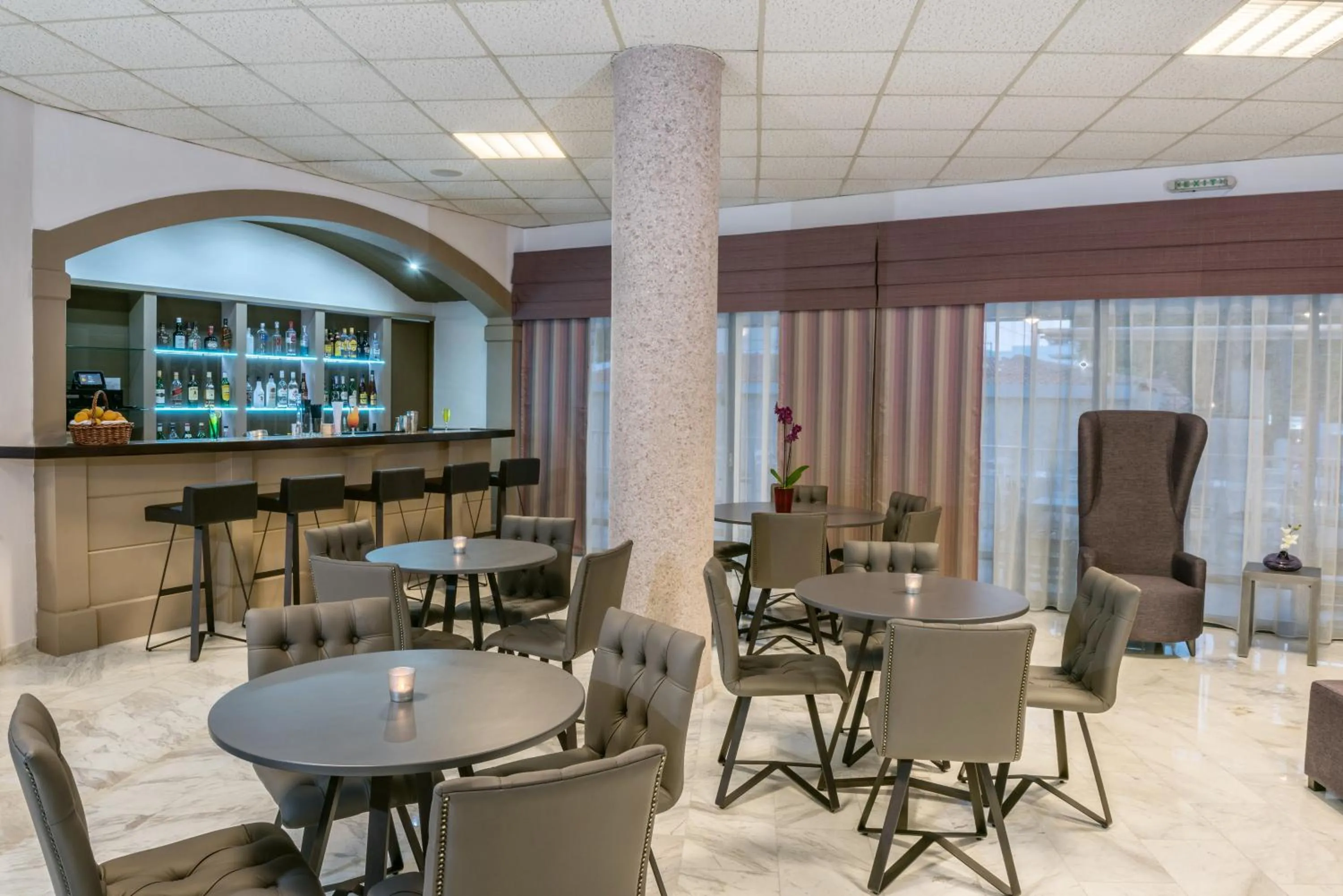 Restaurant/places to eat in Ariadne Hotel