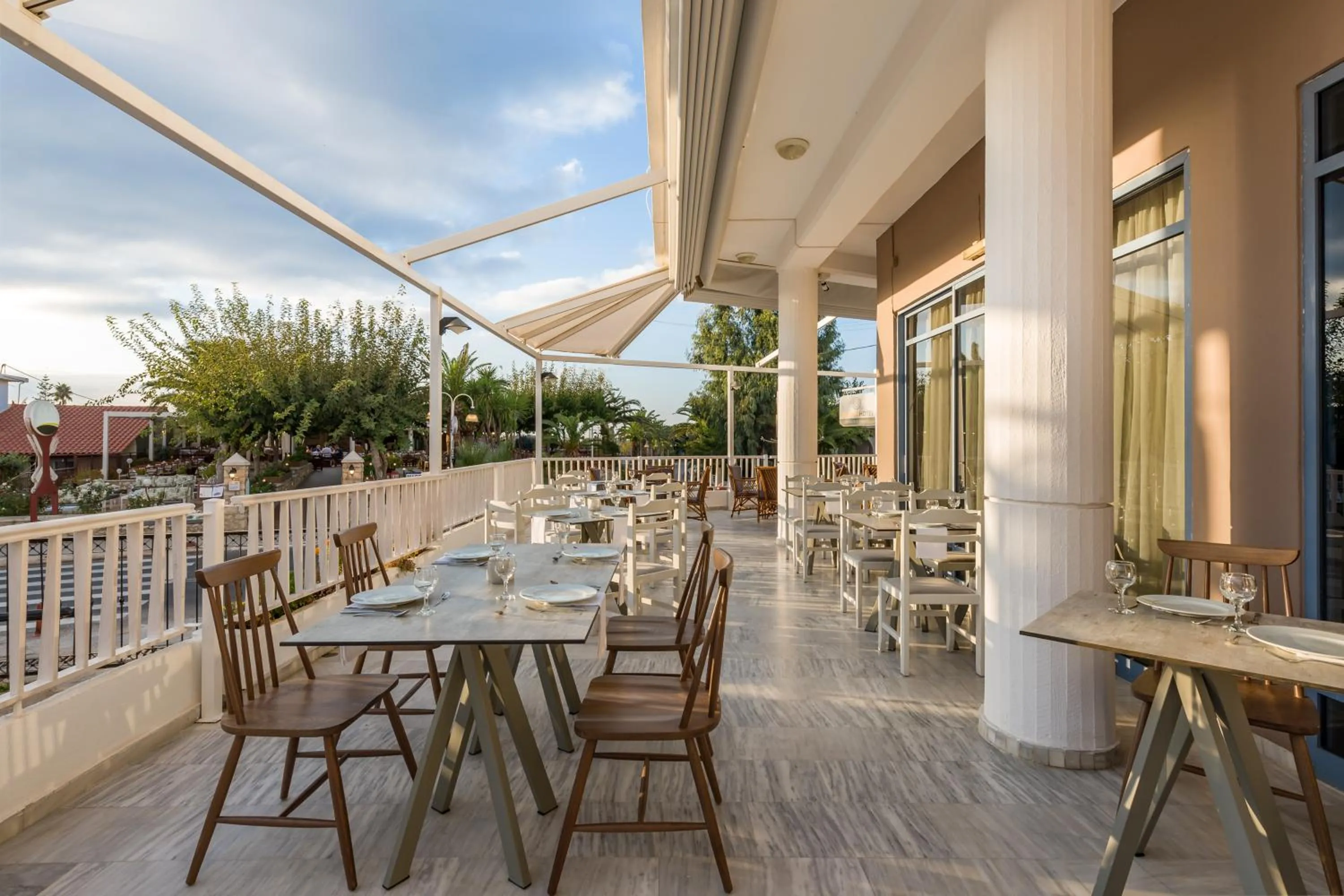 Restaurant/places to eat in Ariadne Hotel
