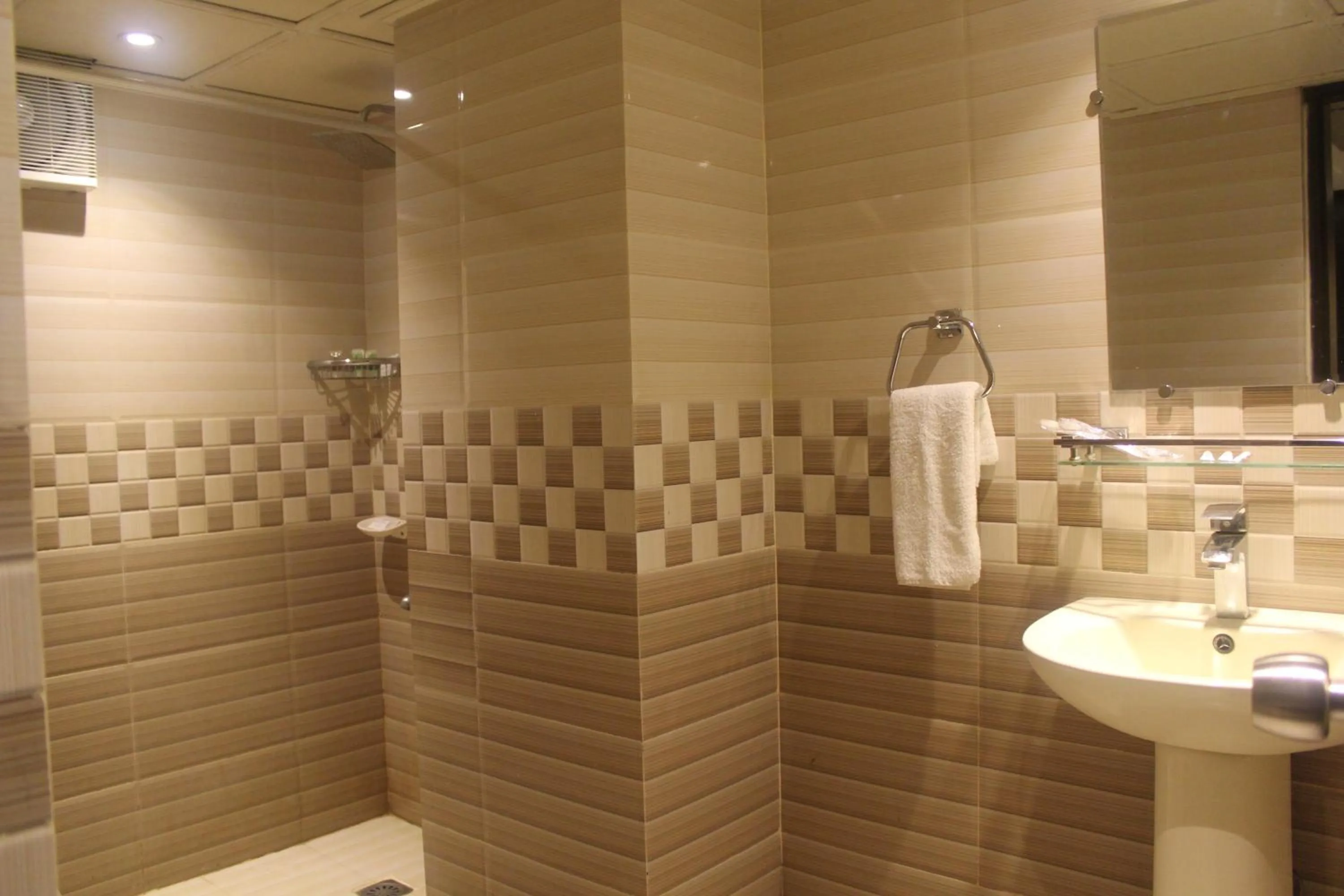 Shower in HOTEL THE CAPITAL LTD.