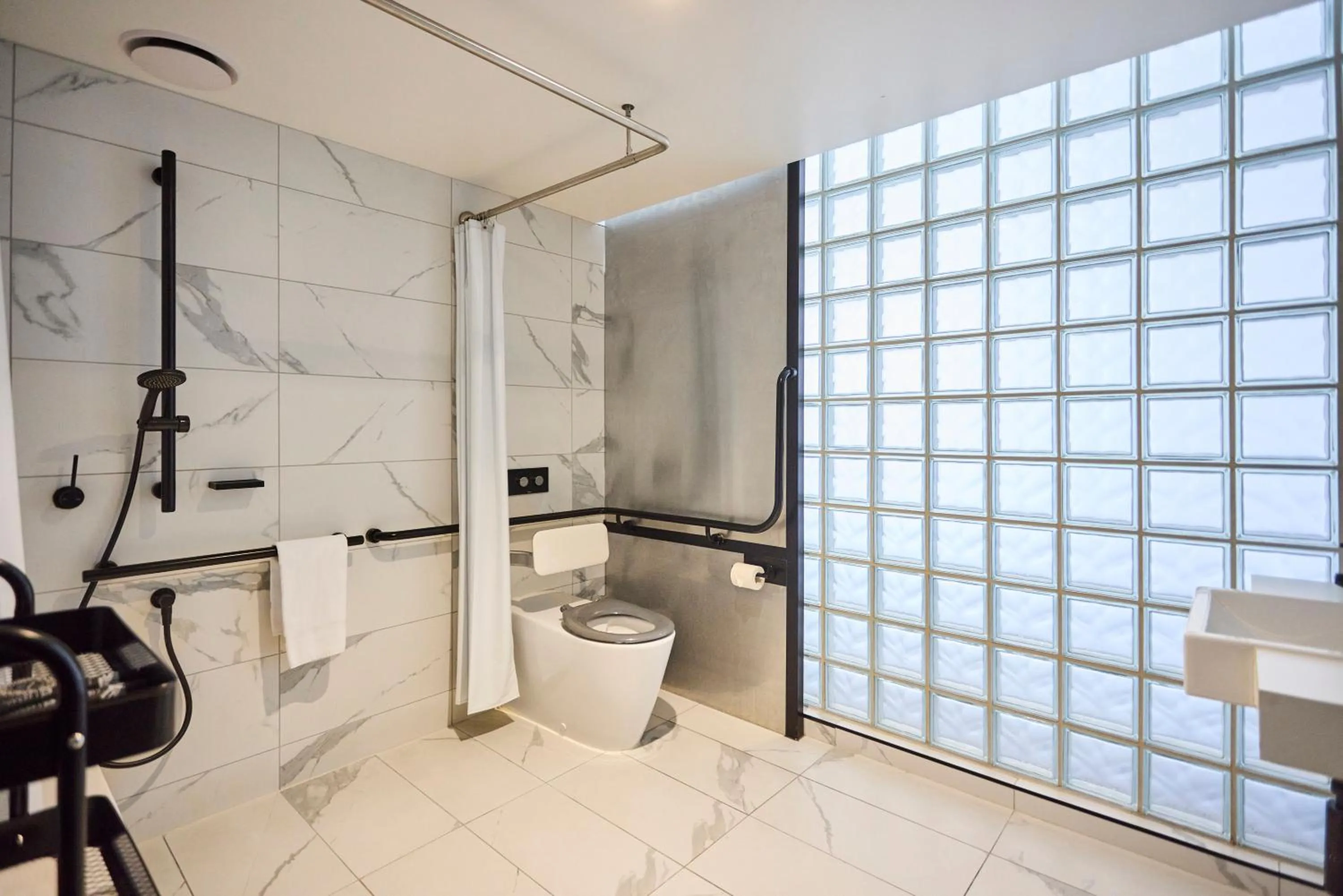 Shower in Brady Hotels Jones Lane