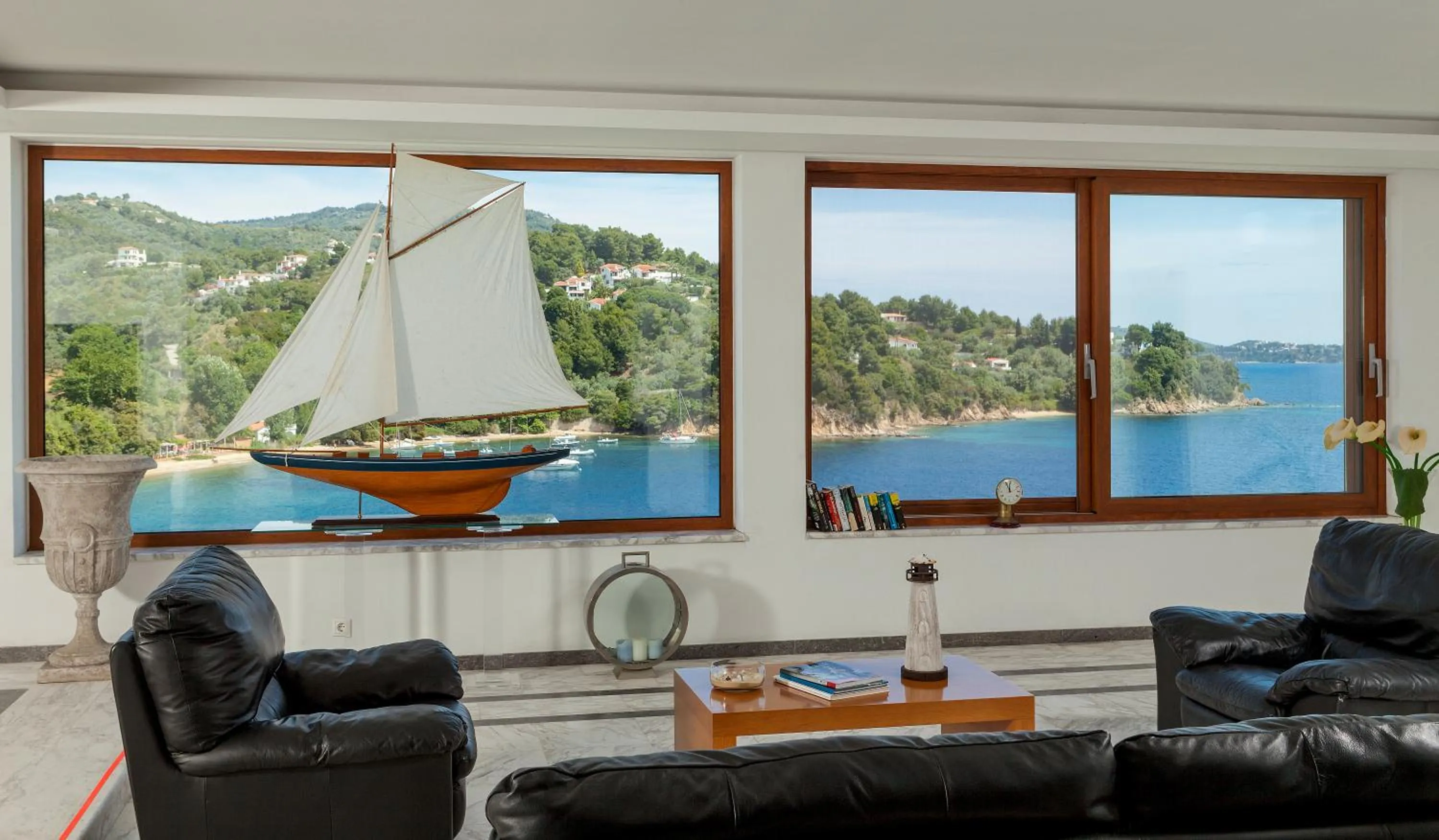 Lounge or bar in Cape Kanapitsa Hotel & Suites