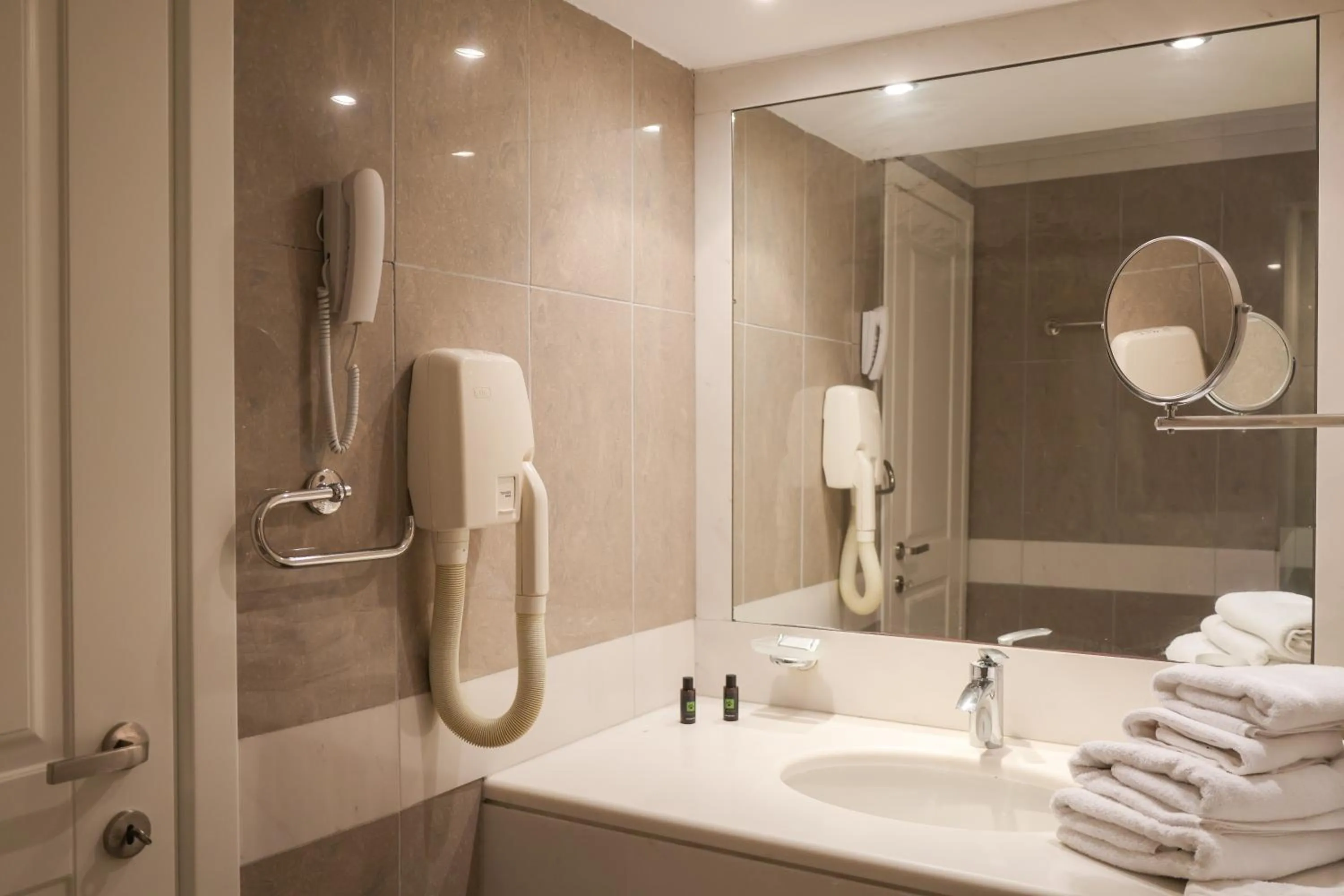 Cape Kanapitsa Hotel & Suites