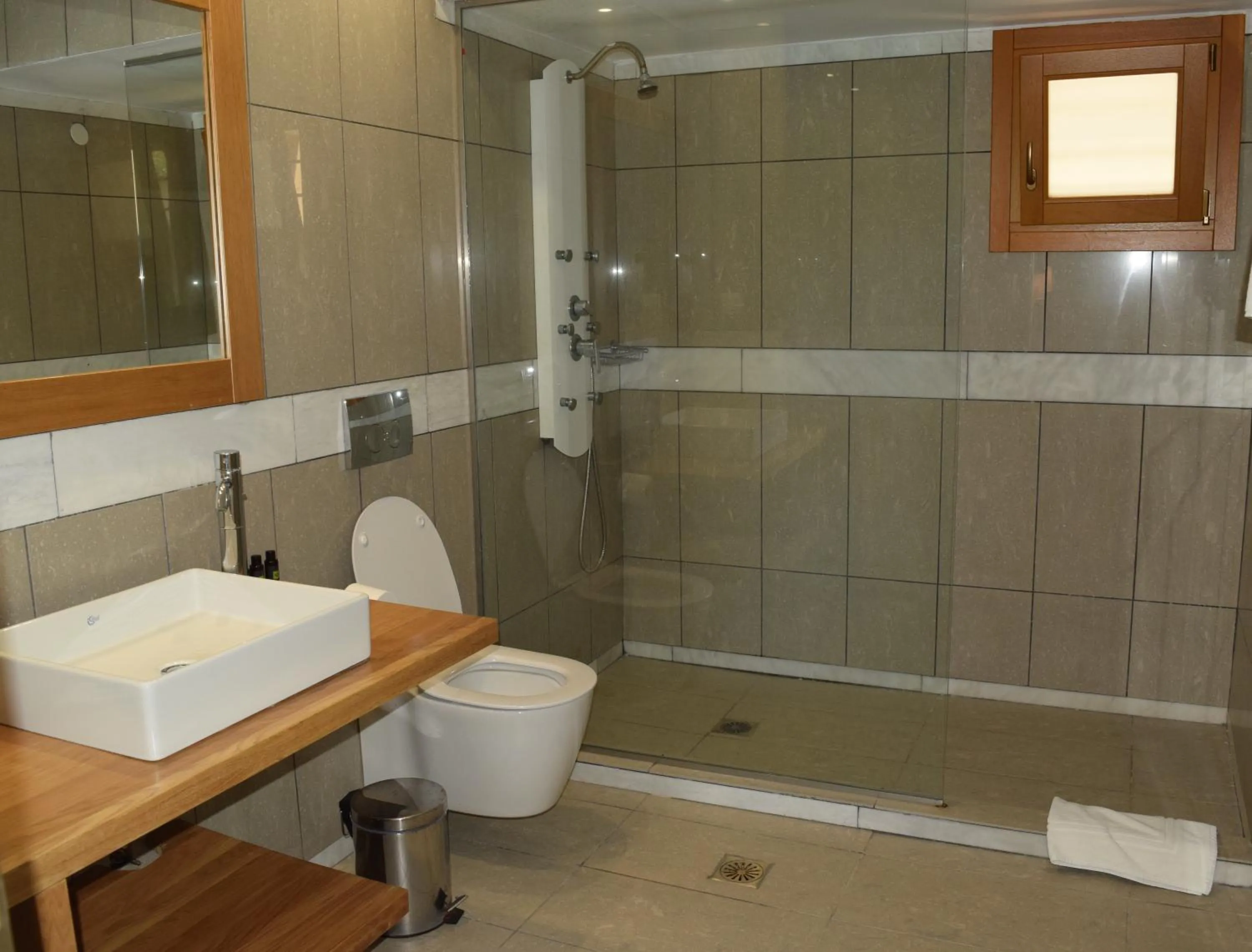 Cape Kanapitsa Hotel & Suites