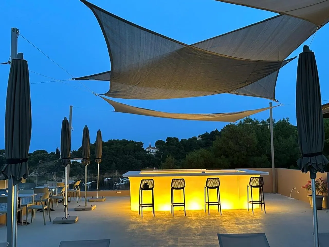 Restaurant/places to eat in Cape Kanapitsa Hotel & Suites