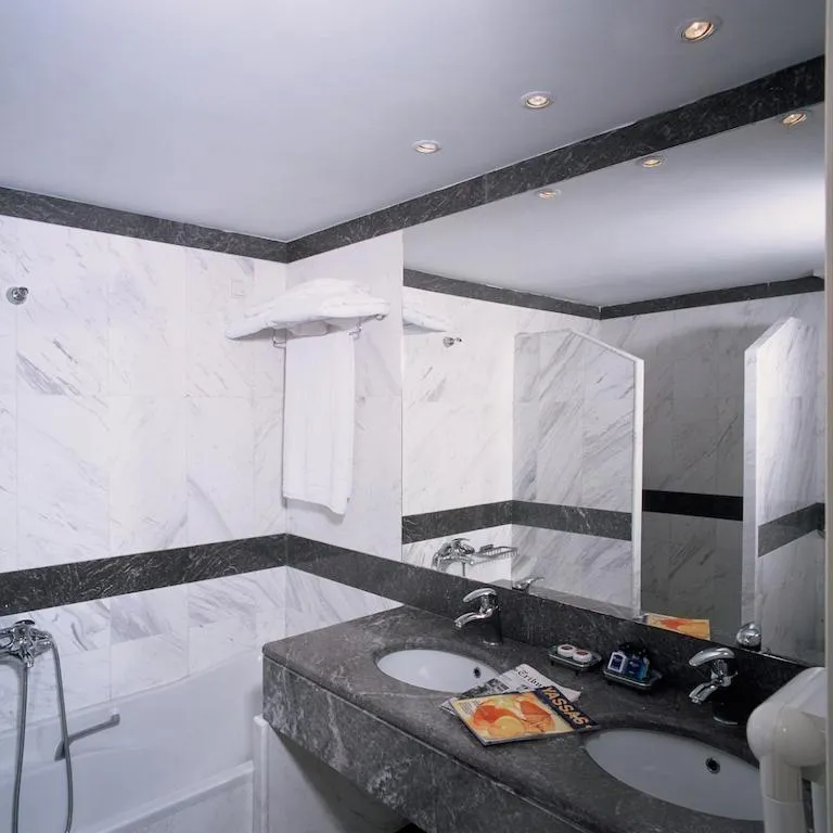 Bed in Cape Kanapitsa Hotel & Suites