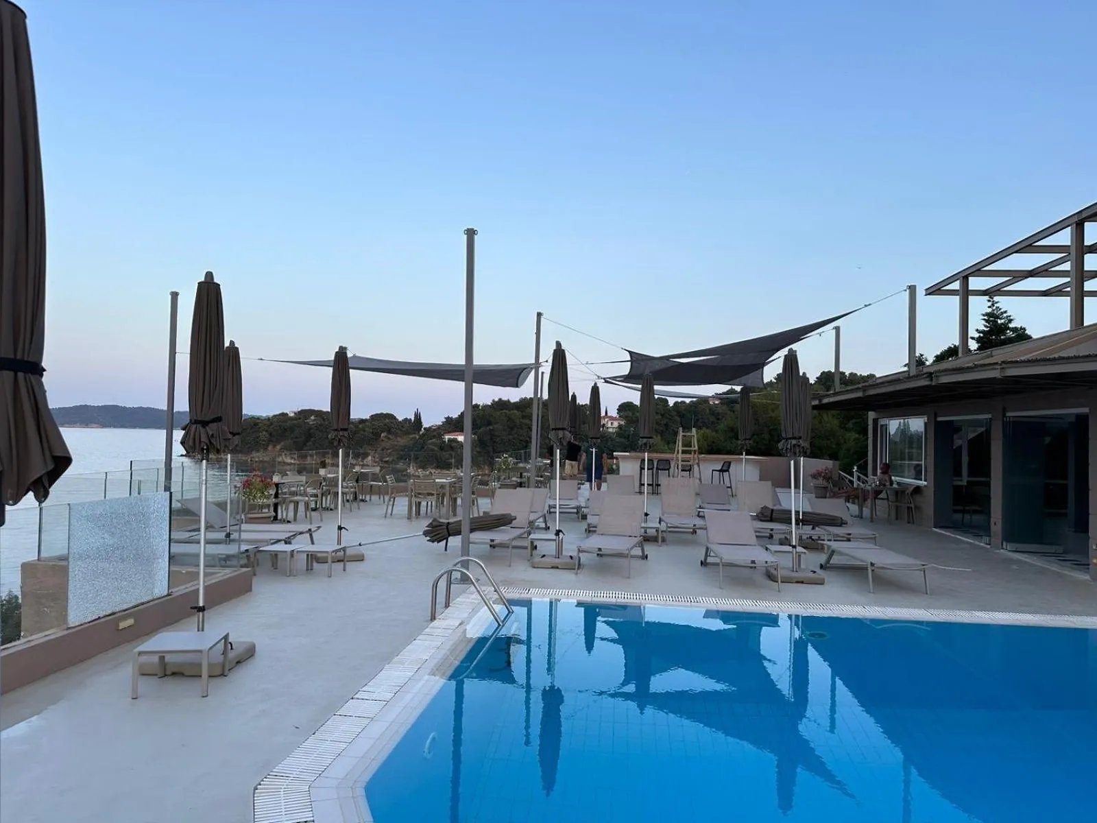 Restaurant/places to eat in Cape Kanapitsa Hotel & Suites