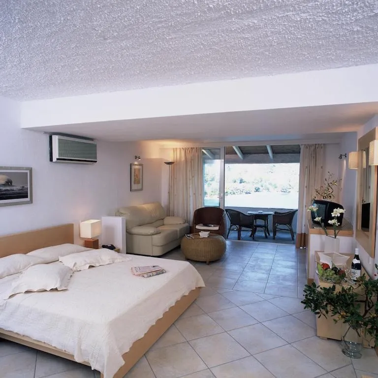 Bed in Cape Kanapitsa Hotel & Suites