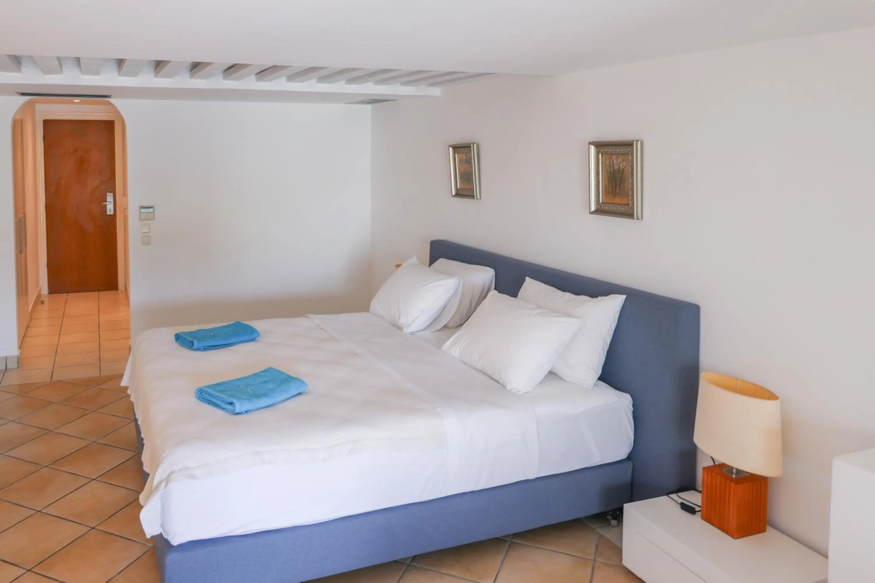 Bed in Cape Kanapitsa Hotel & Suites