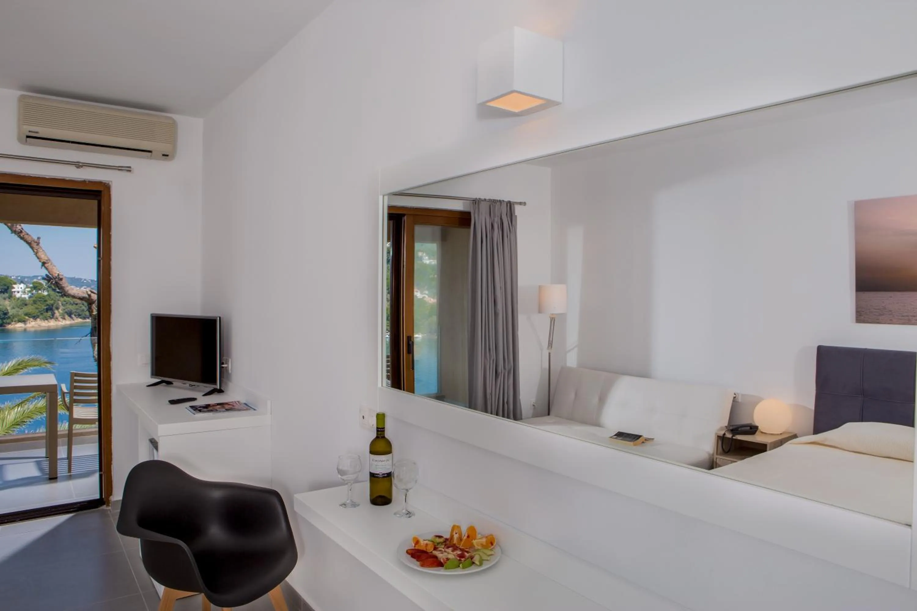 Cape Kanapitsa Hotel & Suites