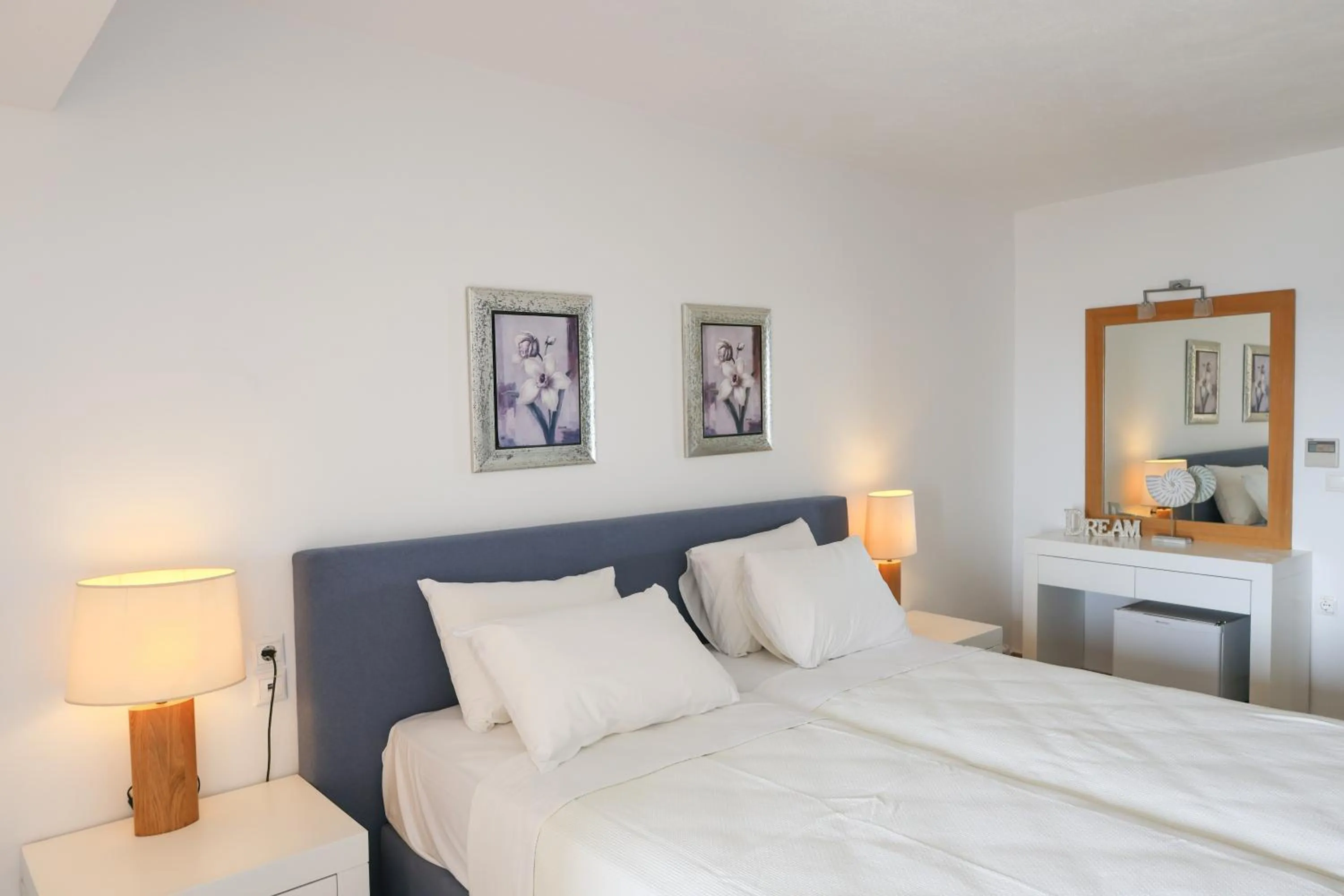 Bed in Cape Kanapitsa Hotel & Suites