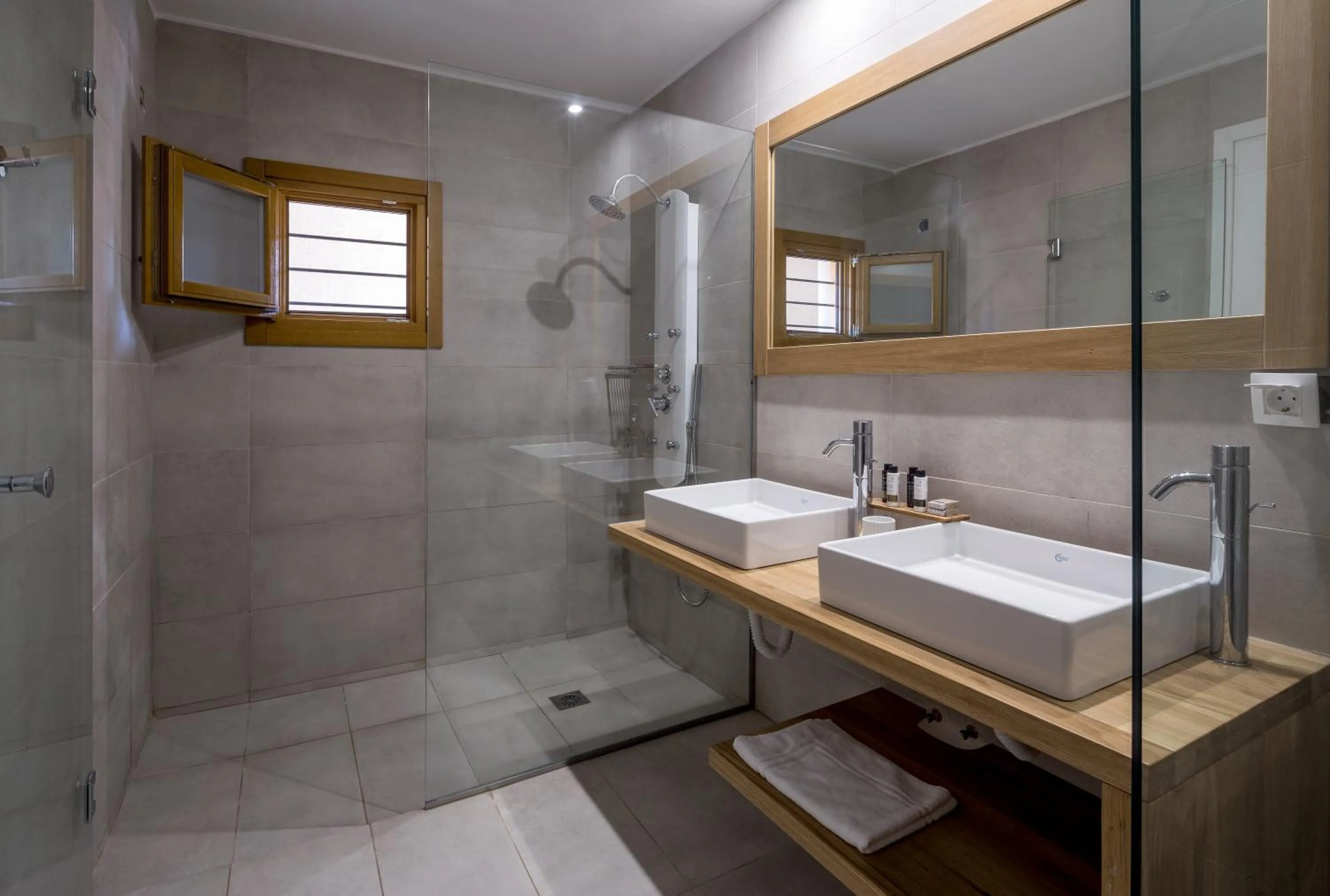 Cape Kanapitsa Hotel & Suites