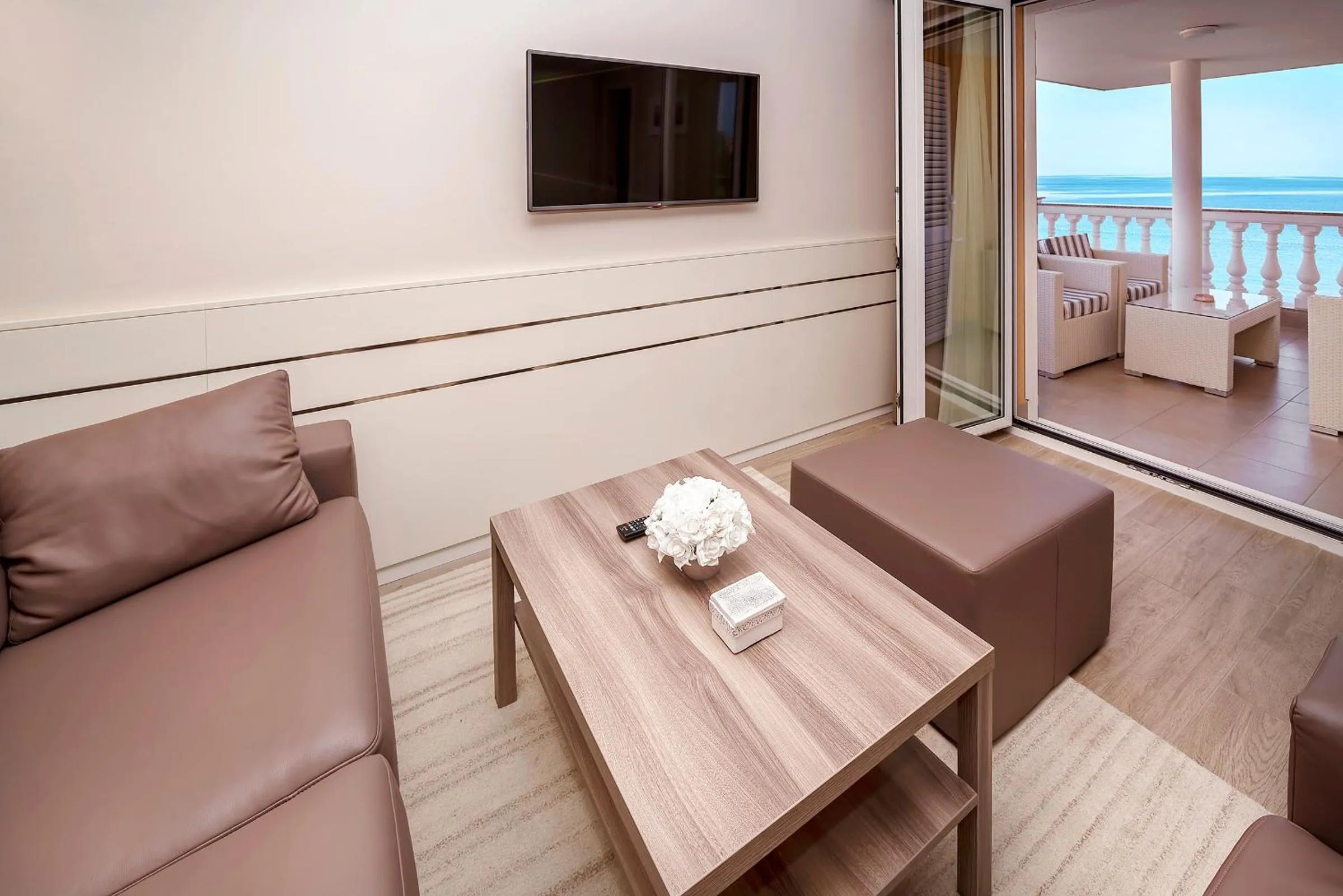 One-Bedroom Suite with Terrace and Sea View in Hotel Vila Rova