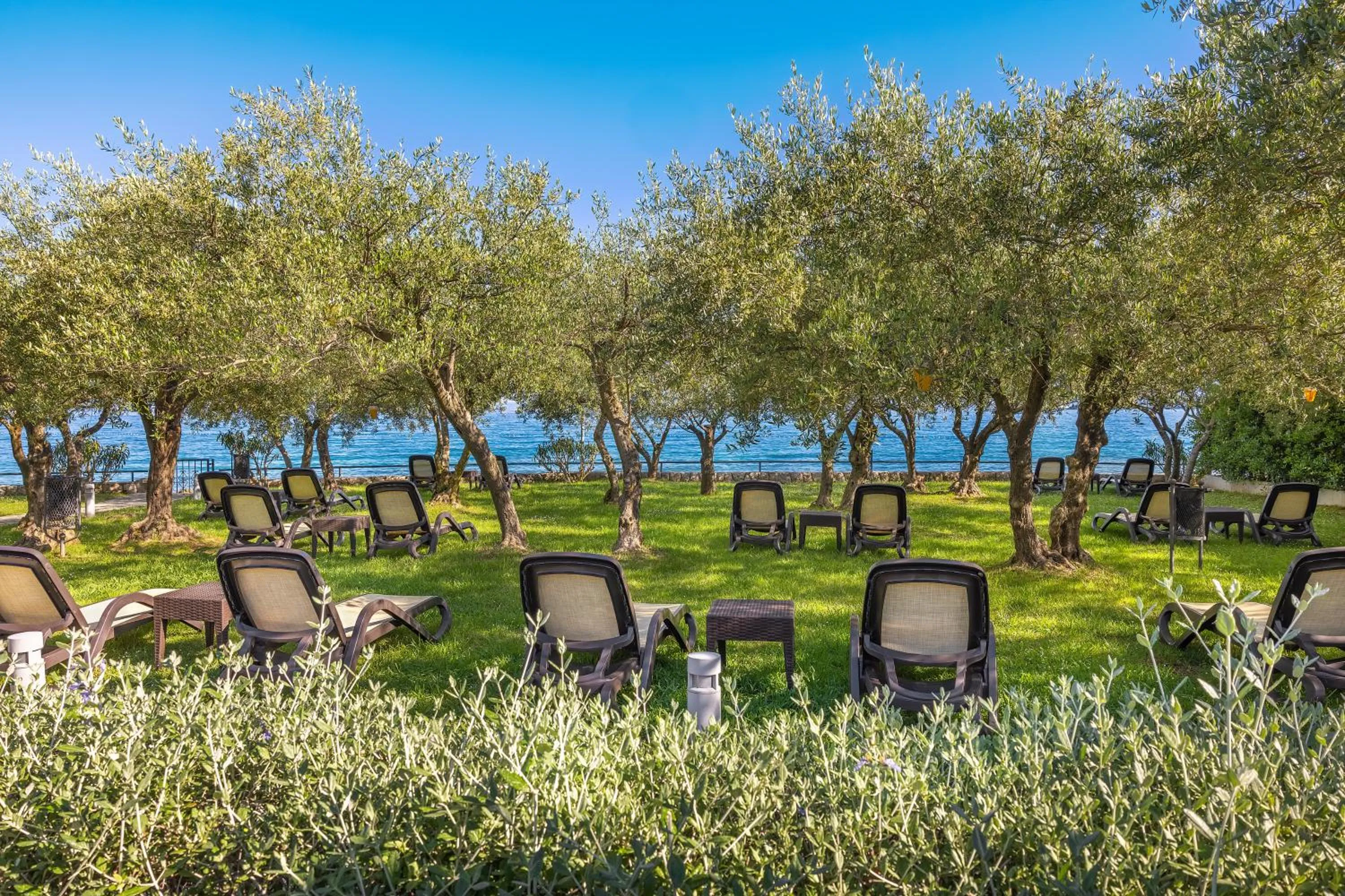 One-Bedroom Suite with Terrace and Sea View in Hotel Vila Rova