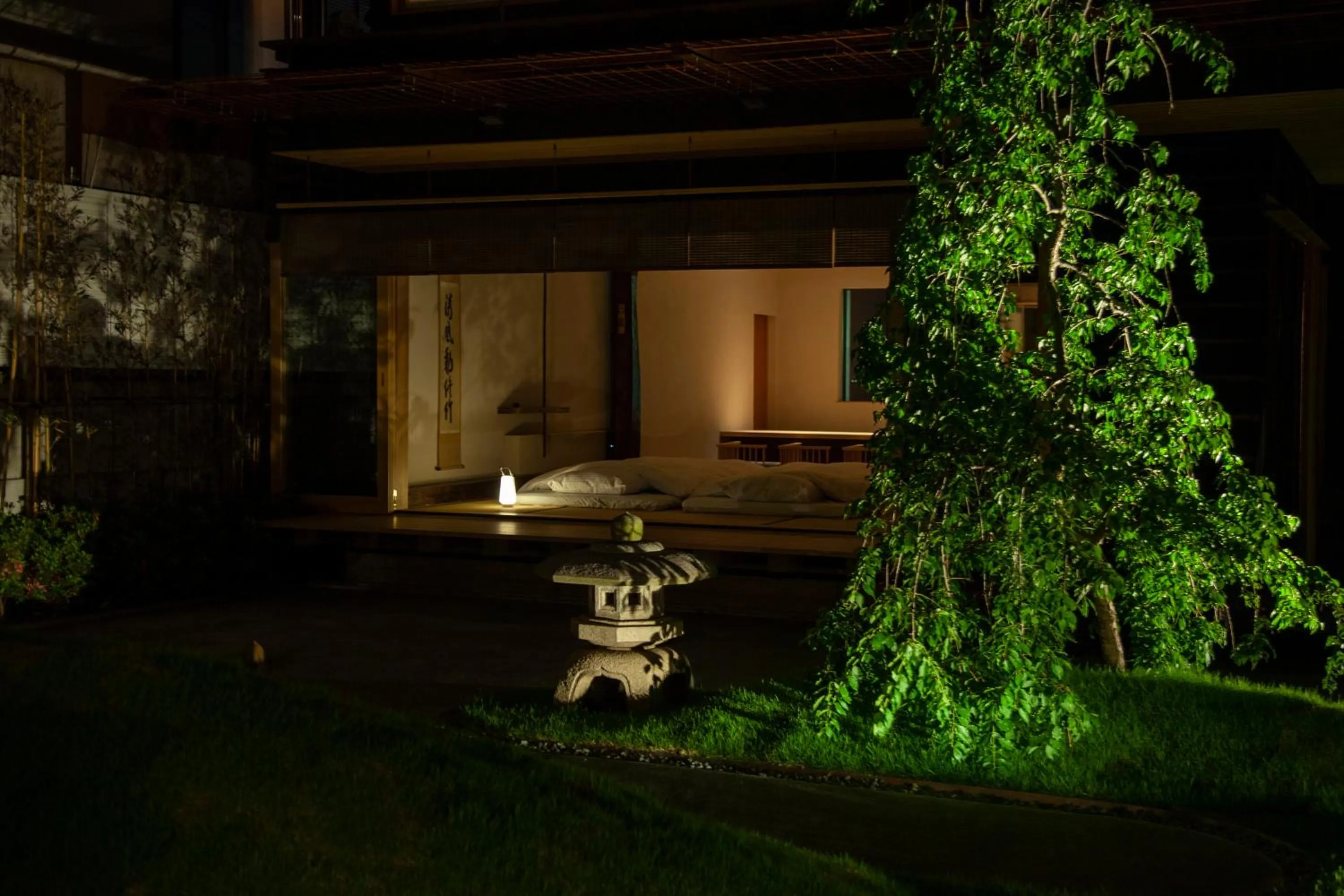 Garden in modern ryokan kishi-ke