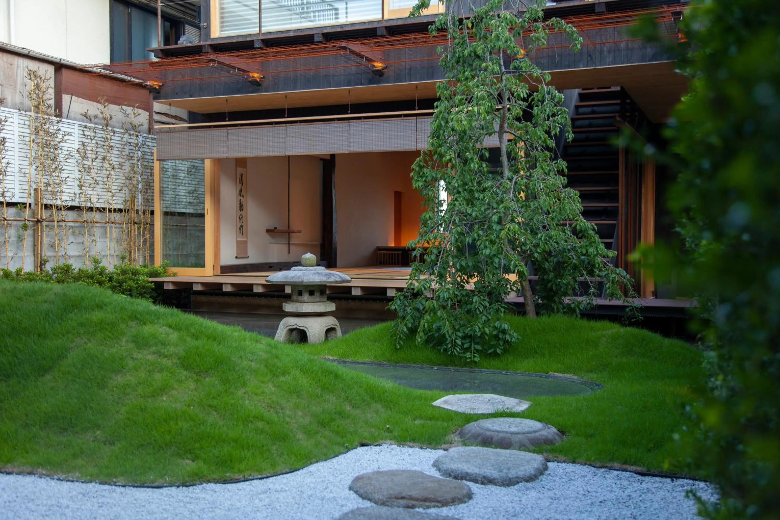 Garden in modern ryokan kishi-ke