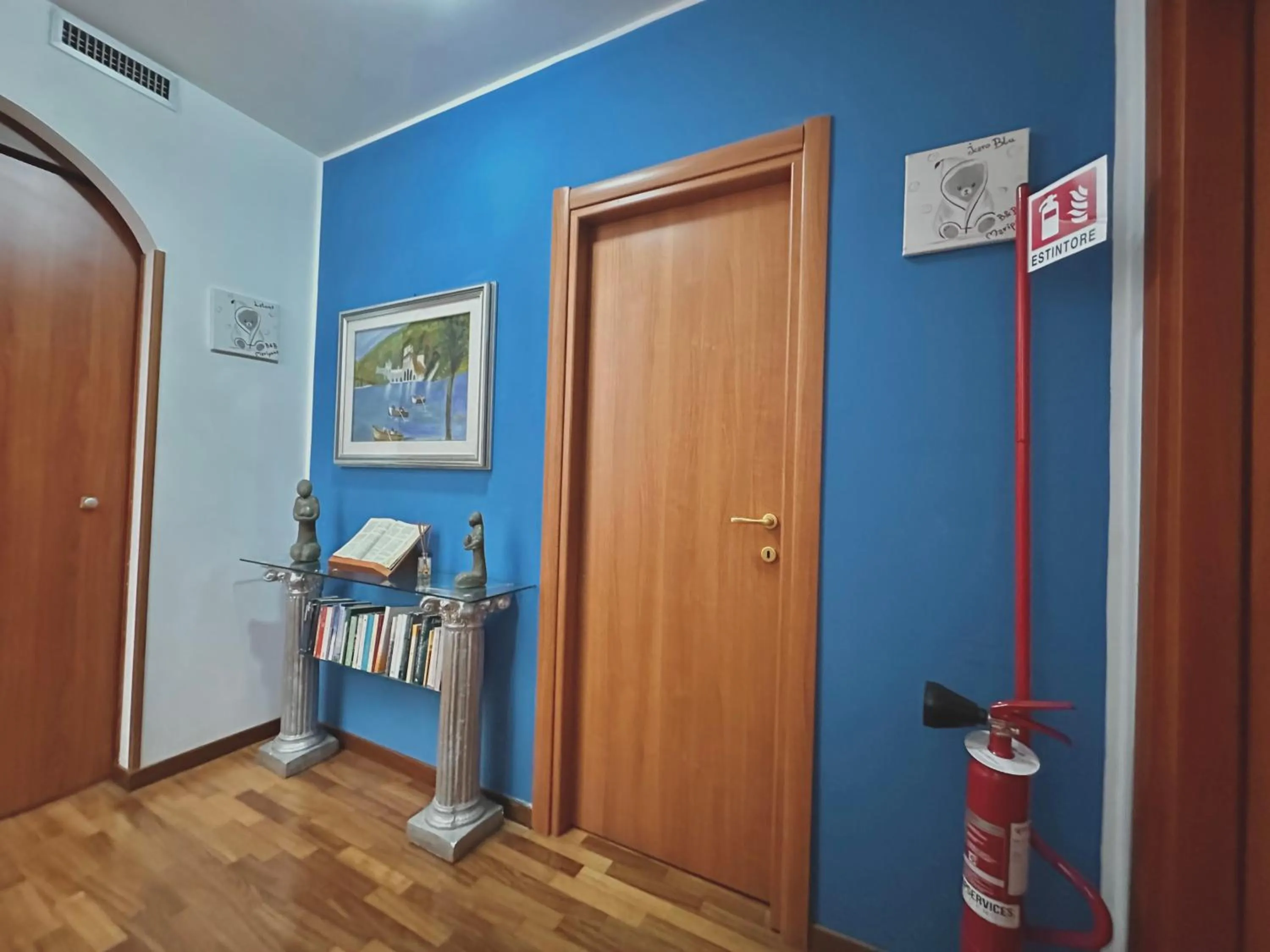 Text overlay in B&B Mariposa