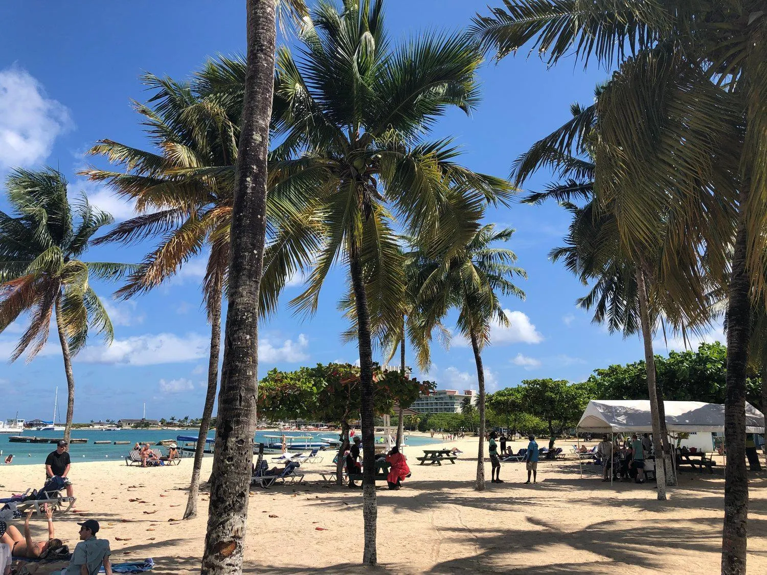 Cool's 1 bedroom Beach & Garden View