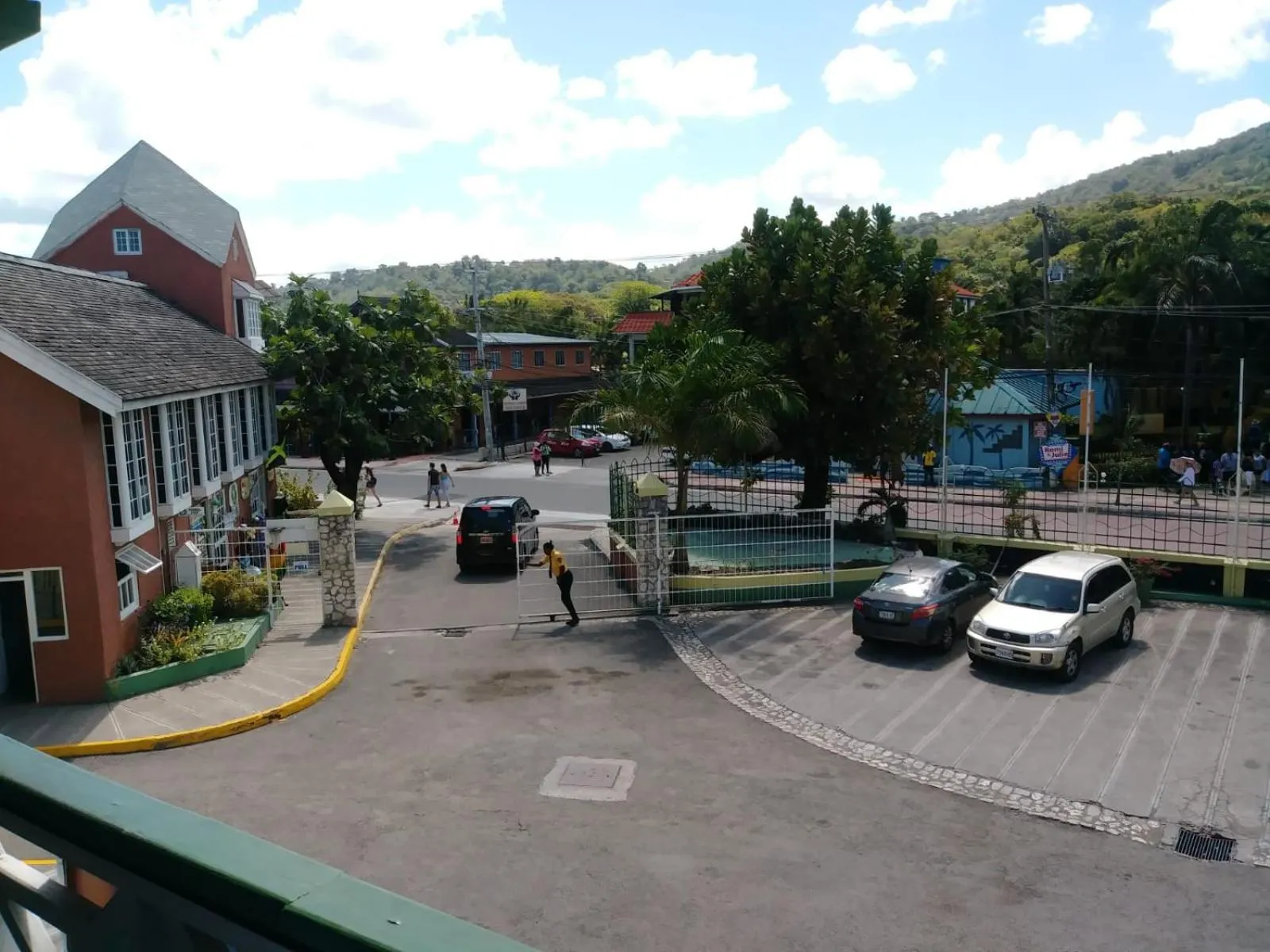 Cool's 1 bedroom Beach & Garden View