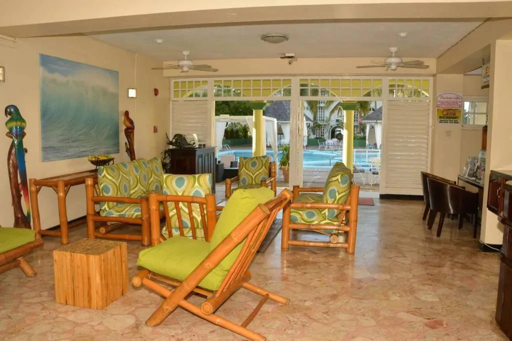 Cool's 1 bedroom Beach & Garden View