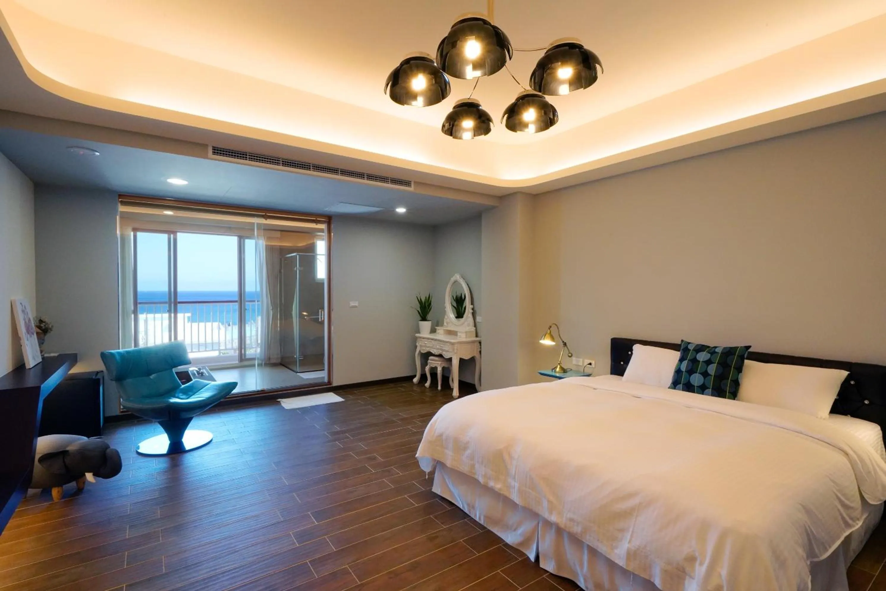 Photo of the whole room, Bed in Little Piggy B&B