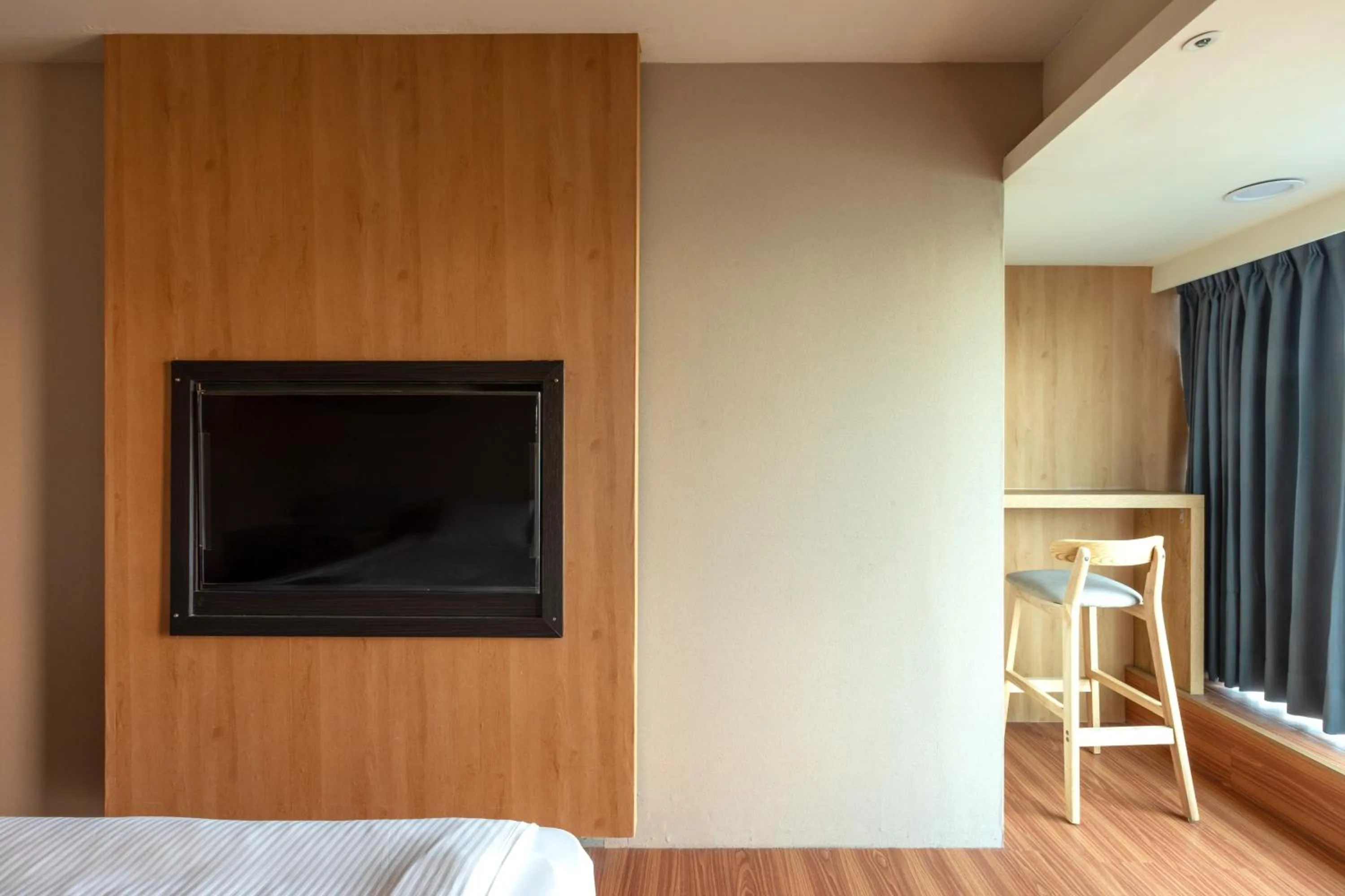 Communal lounge/ TV room, Bed in E Lim Hotel