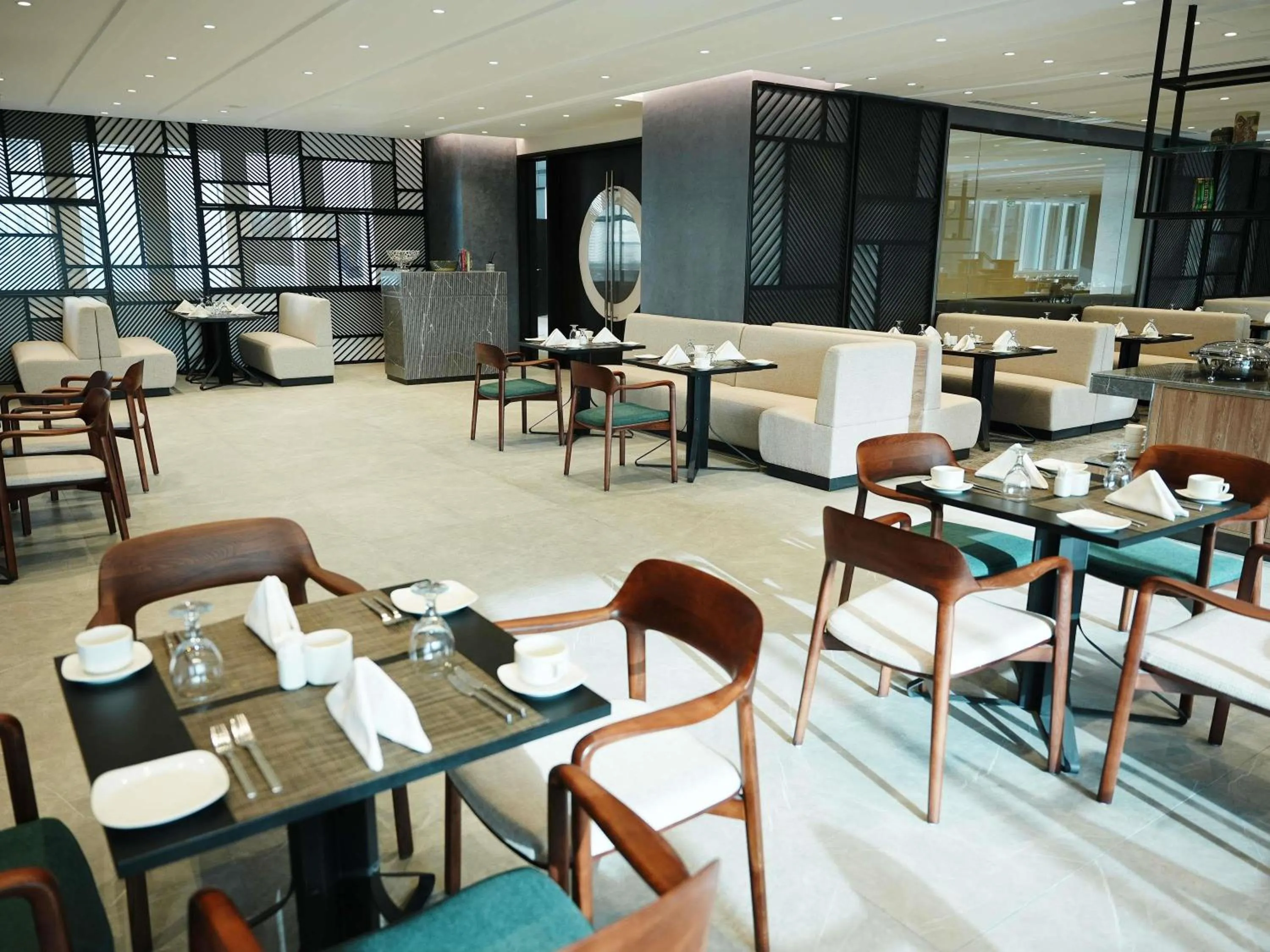 Restaurant/places to eat in Novotel Riyadh Al Anoud