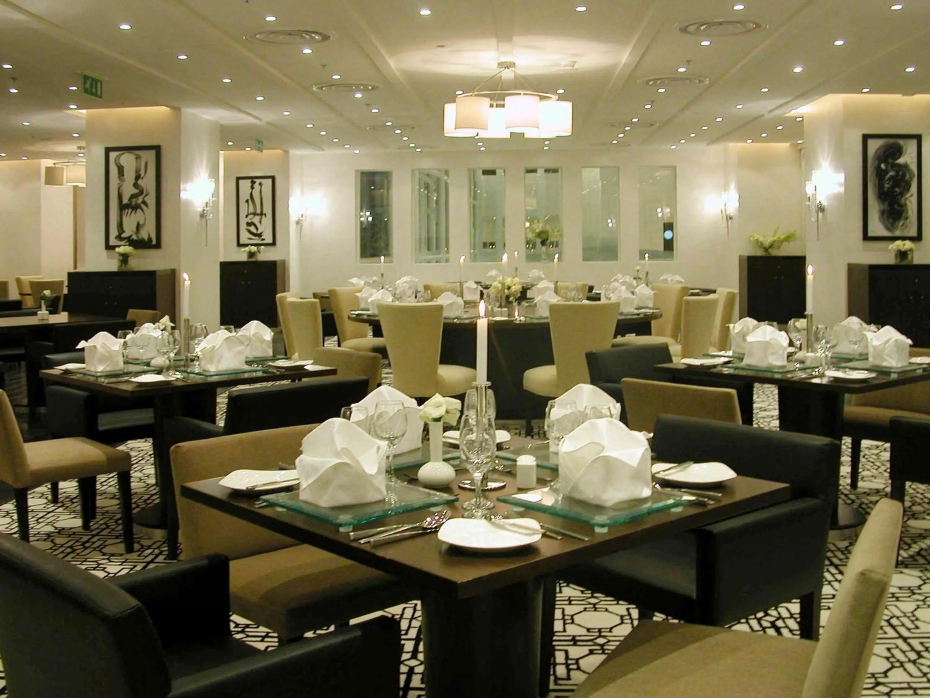 Restaurant/places to eat in Novotel Riyadh Al Anoud