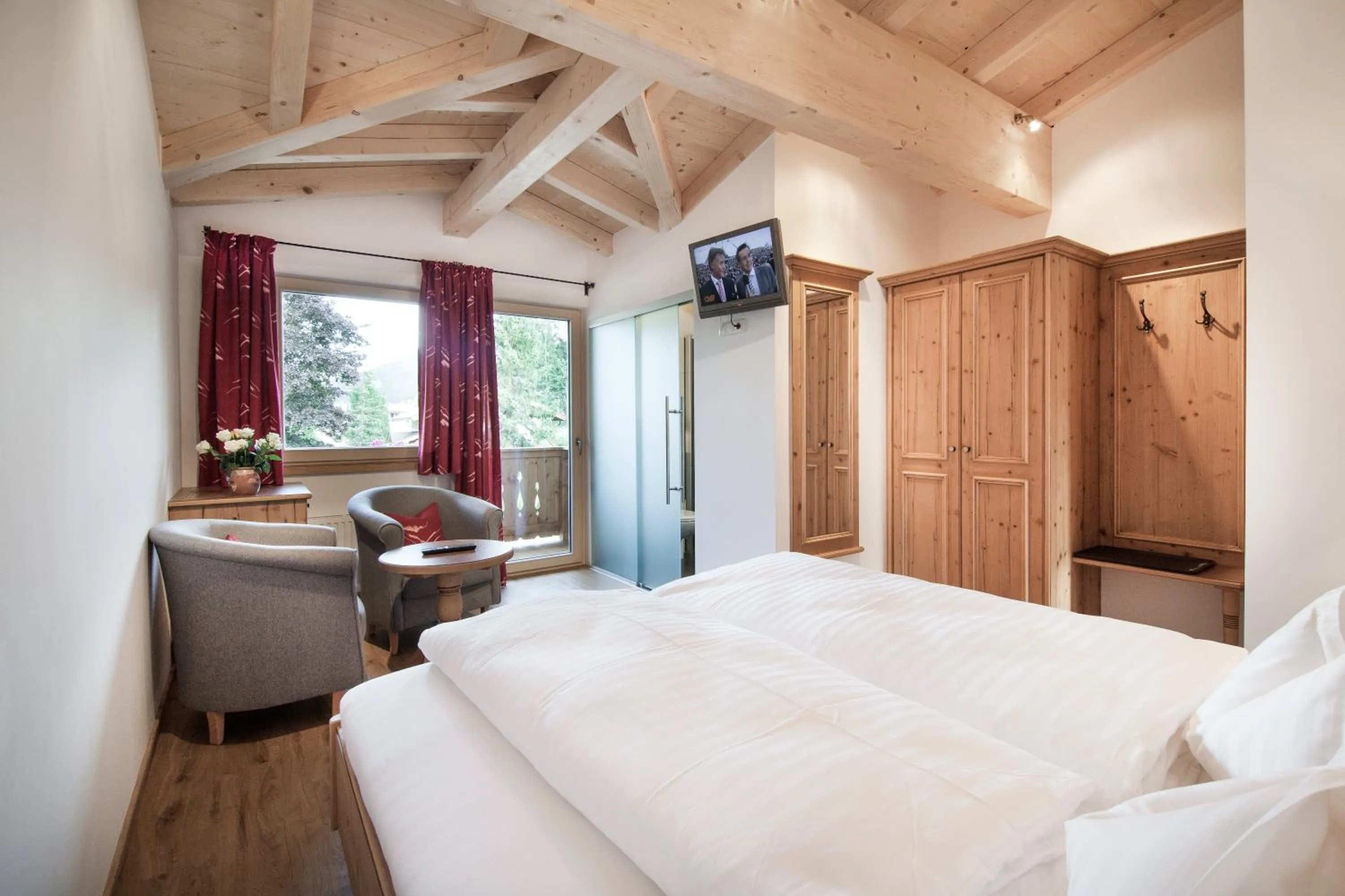 Bedroom, Bed in Landhotel Föhrenhof Ellmau