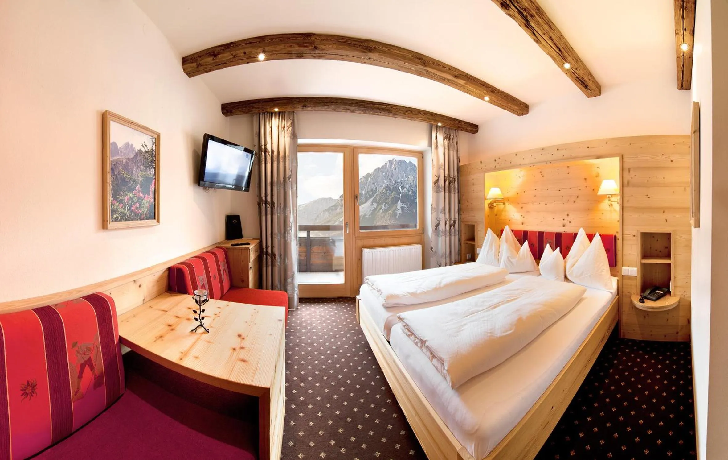 Photo of the whole room, Bed in Landhotel Föhrenhof Ellmau