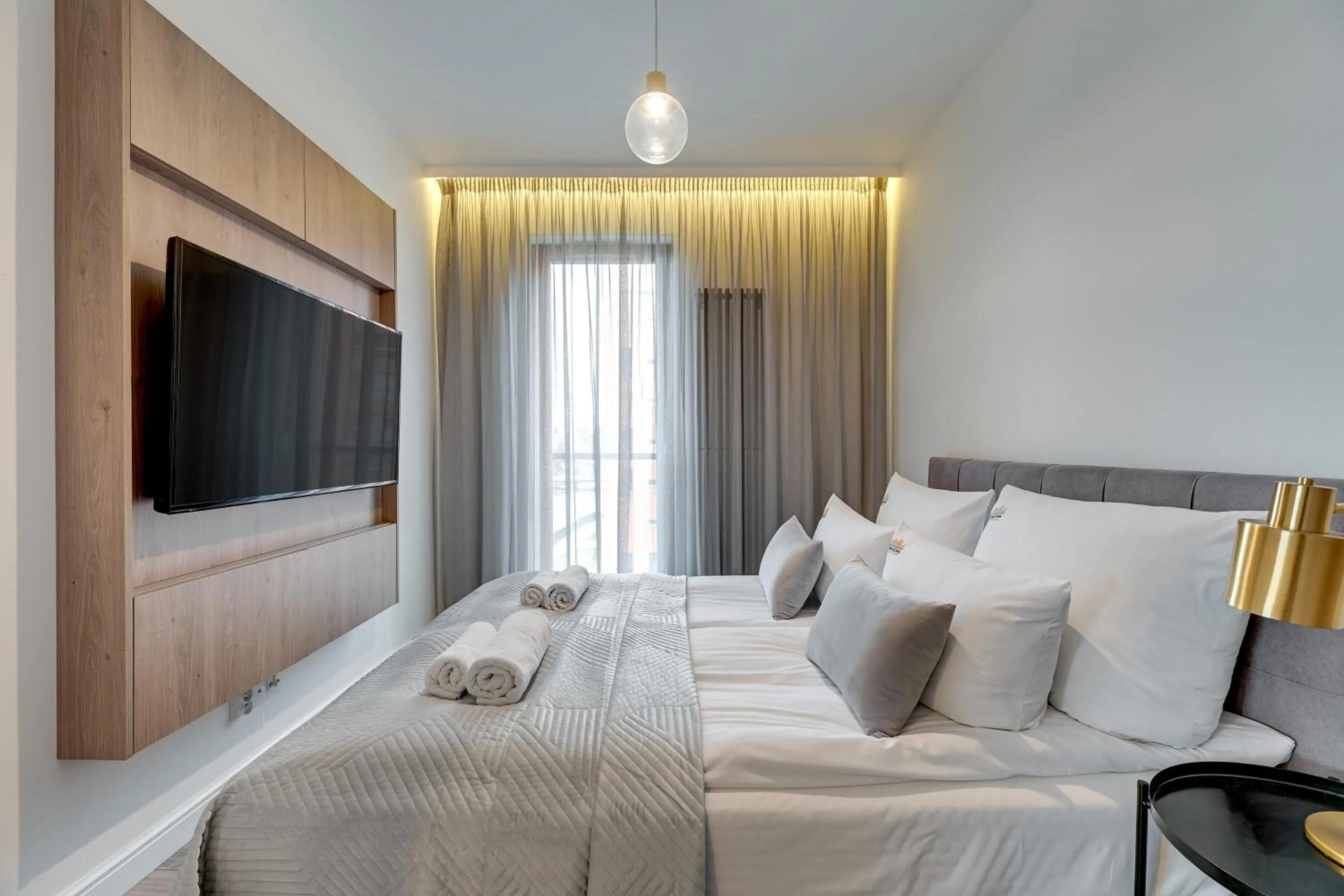 Bed in Aura - Riverside & Parking by Downtown Apartments