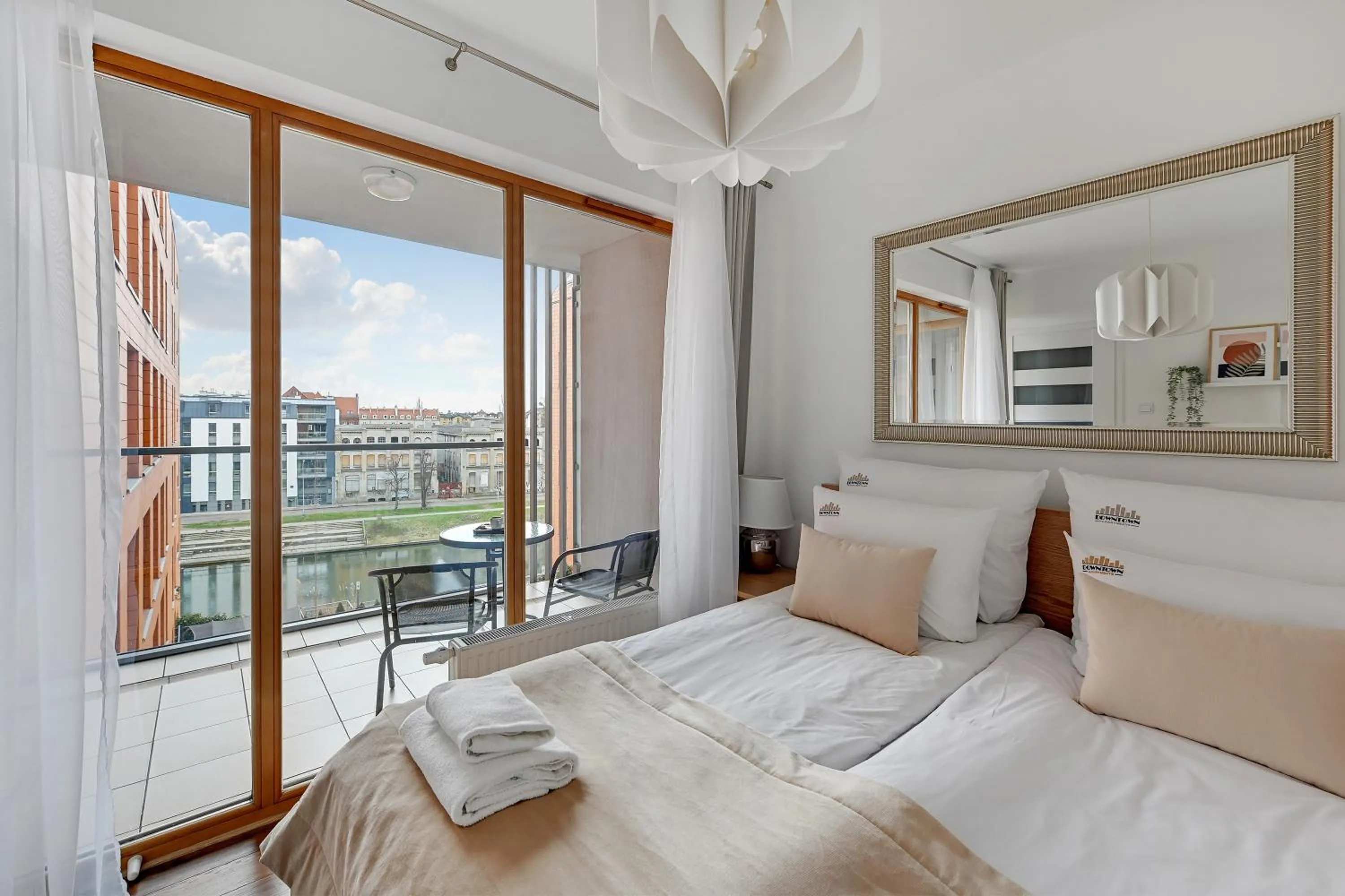 Bed in Aura - Riverside & Parking by Downtown Apartments