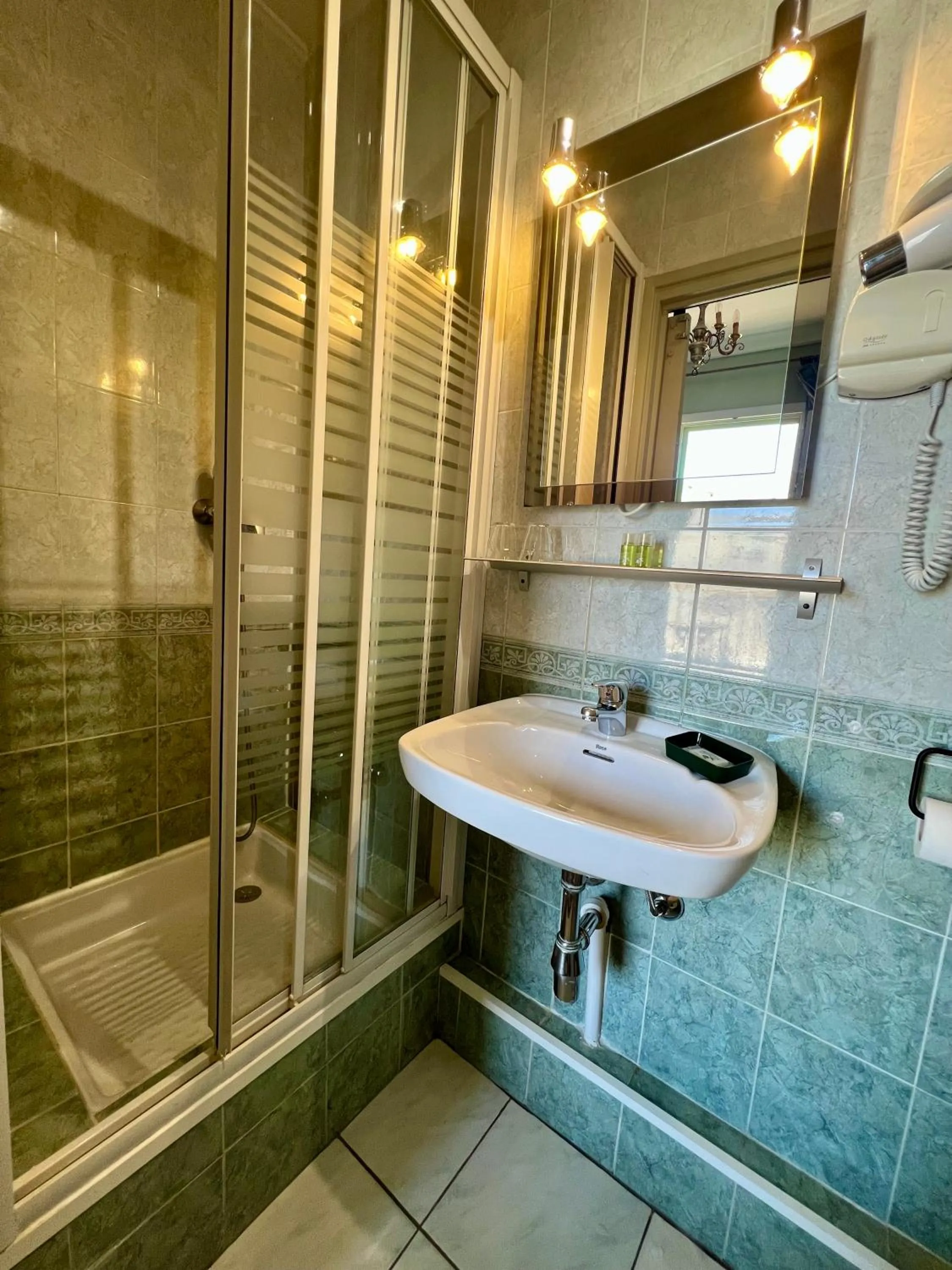 Shower in Hotel Le Ponteil