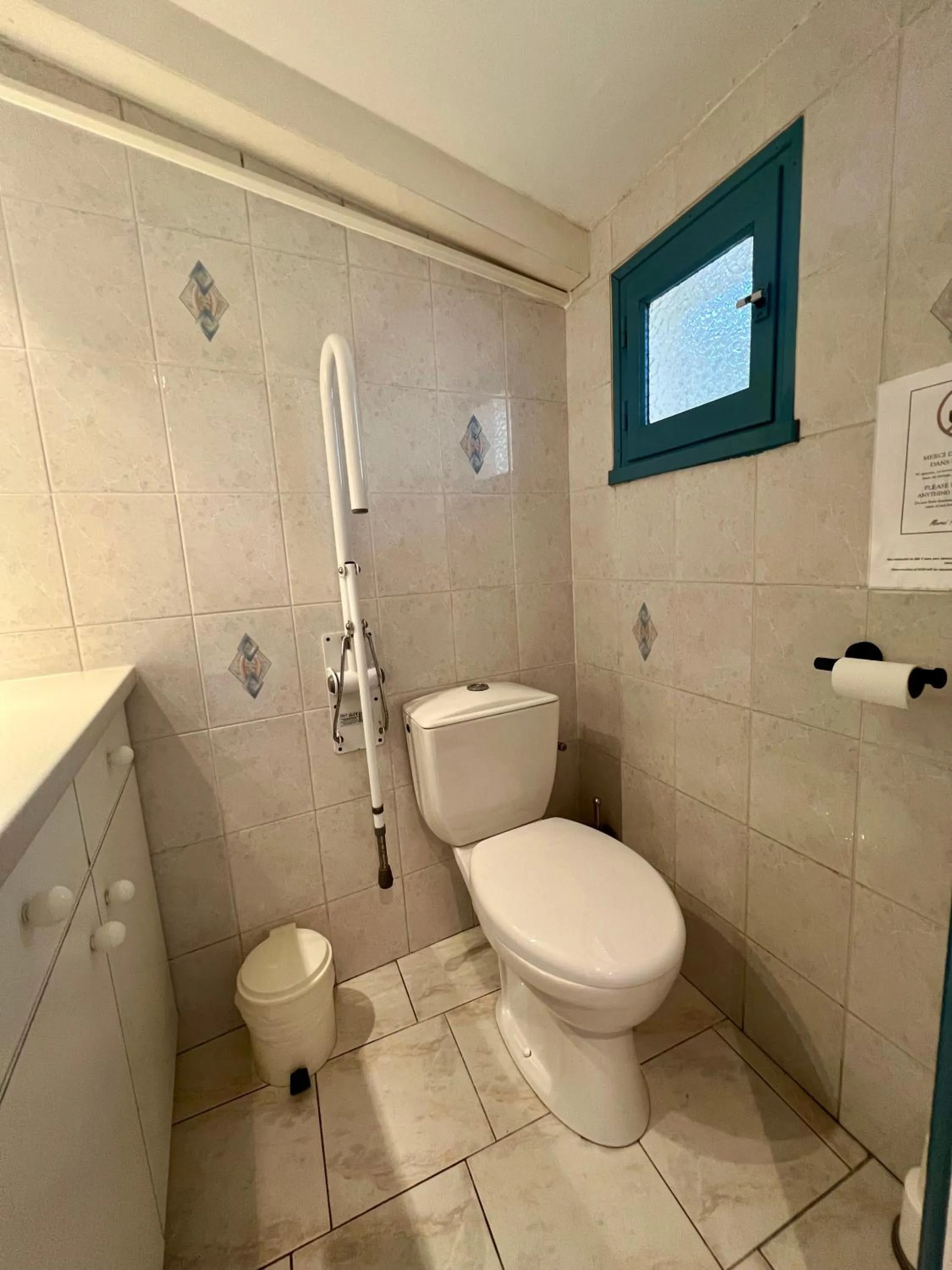 Toilet in Hotel Le Ponteil